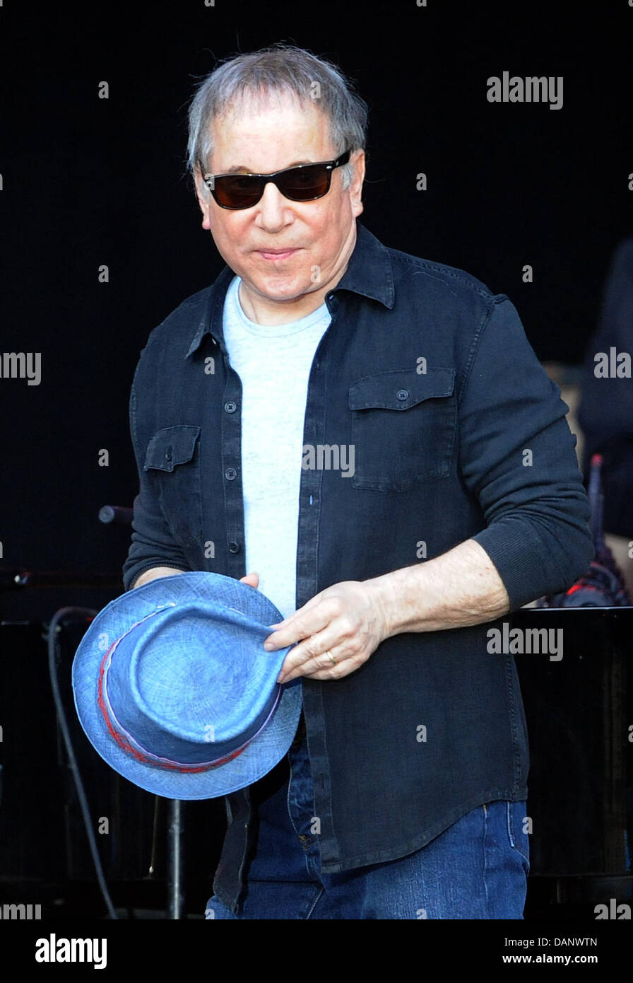 Musicien américain Paul Simon se tient sur la scène à la citadelle de Spandau à Berlin, Allemagne, 11 juillet 2011. L'ancien membre de 'Simon and Garfunkel' présente son album "So Beautiful or So What", qui sort en avril 2011. Photo : Britta Pedersen Banque D'Images