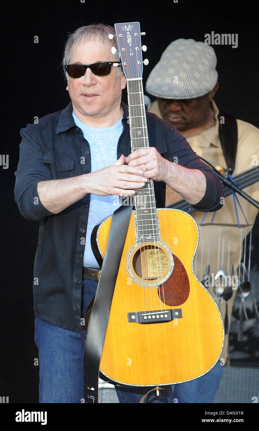Musicien américain Paul Simon se tient sur la scène à la citadelle de Spandau à Berlin, Allemagne, 11 juillet 2011. L'ancien membre de 'Simon and Garfunkel' présente son album "So Beautiful or So What", qui sort en avril 2011. Photo : Britta Pedersen Banque D'Images