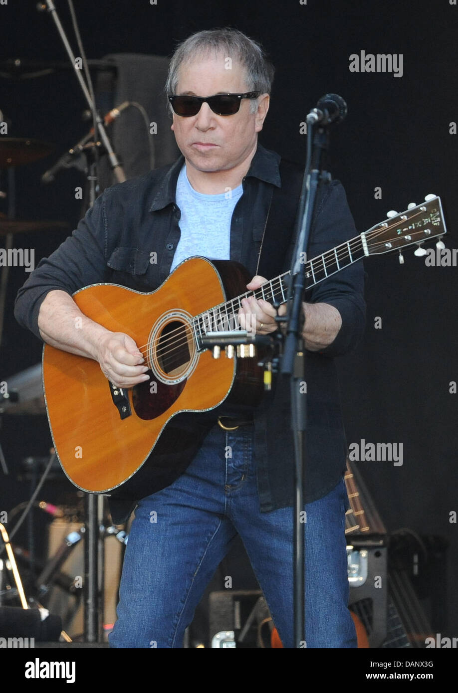 Musicien américain Paul Simon se tient sur la scène à la citadelle de Spandau à Berlin, Allemagne, 11 juillet 2011. L'ancien membre de 'Simon and Garfunkel' présente son album "So Beautiful or So What", qui sort en avril 2011. Photo : Britta Pedersen Banque D'Images