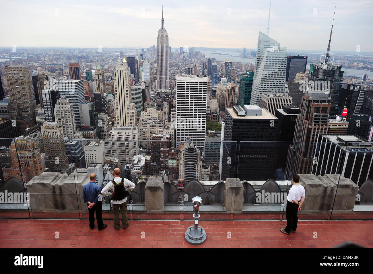 - Une archive de fichiers photo, datée du 26 septembre 2010, montre une vue sur la ville depuis le Rockefeller Center de Manhattan, New York, USA. Aussi le quatrième sommet de la dette à Washington a pas d'entente. Le président Obama et les dirigeants du Congrès ne pouvait pas accepter de relever le gouvernement_s limite d'endettement. Si leur a pas d'accord sur l'augmentation de la dette le gouvernement_s limiter les USA peuvent faire face à des liquidités. Banque D'Images