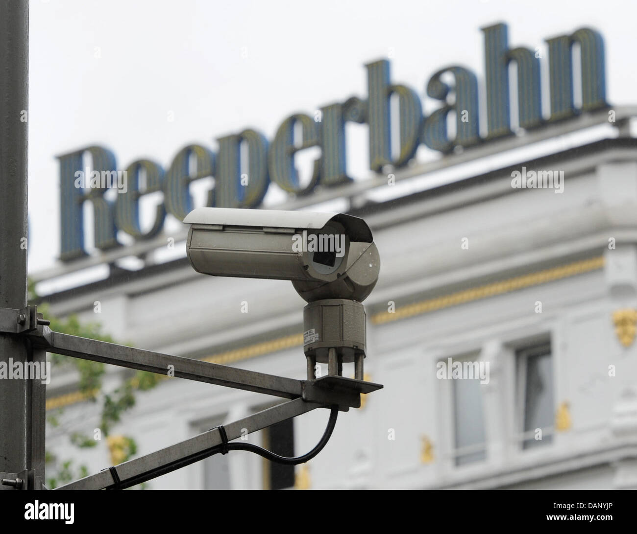 Une caméra de vidéosurveillance sur la Reeperbahn dans le quartier de redlight est suspendu à un poteau à Hambourg, Allemagne, 15 juillet 2011. Il n'y aura plus sur cctv la Reeperbahn. Après cinq ans, toutes les caméras s'éteint le 15 juillet 2011. Photo : CHRISTIAN CHARISIUS Banque D'Images