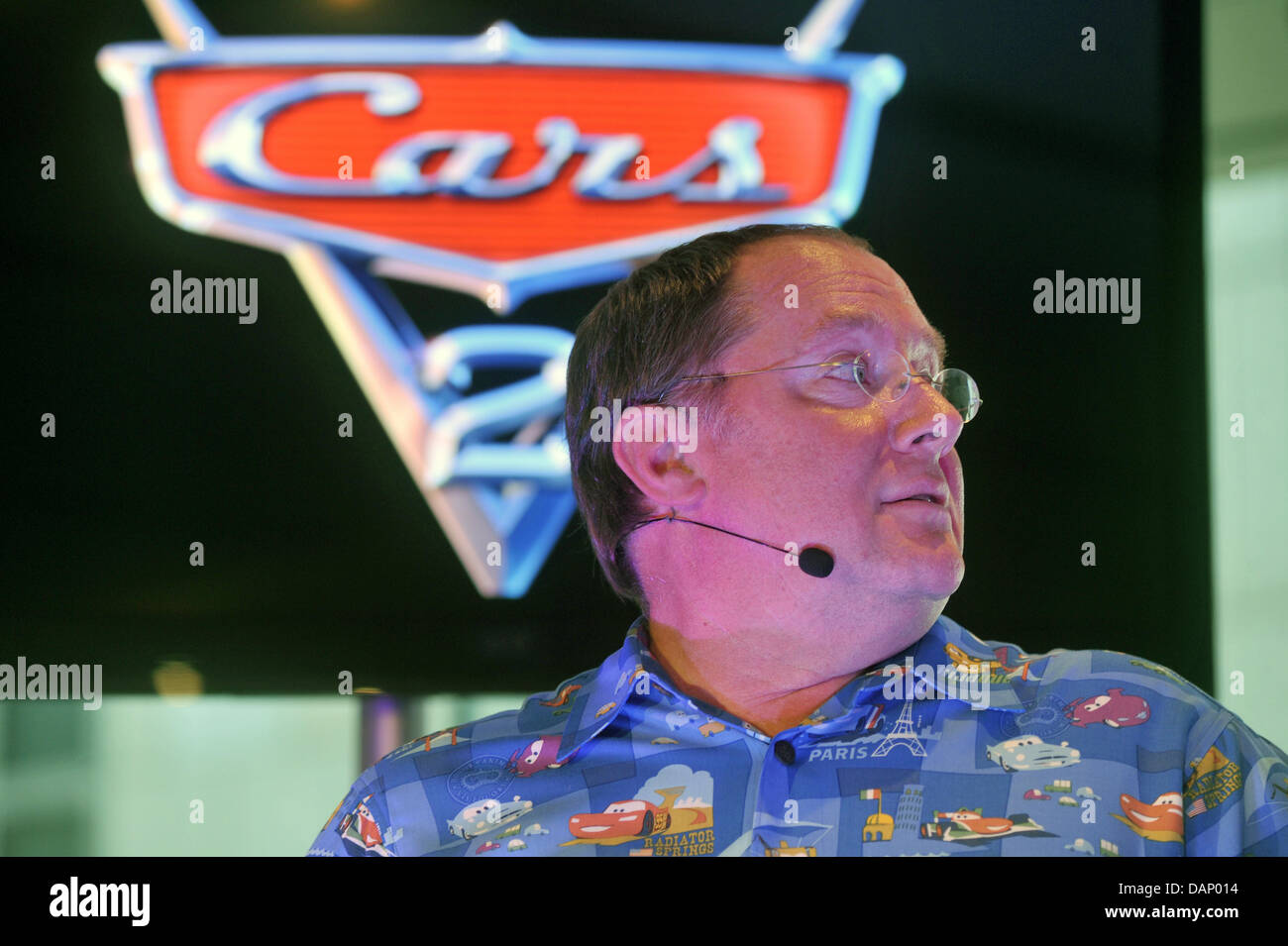 Réalisateur John Lasseter parle de son nouveau film 'Cars 2' à l'Apple Store de Munich, Allemagne, 15 juillet 2011. Le gagnant d'un oscar, a été directeur général de Pixar Animation studio depuis sa création et est également responsable de la création de Walt Disney. Photo : Felix Hoerhager Banque D'Images