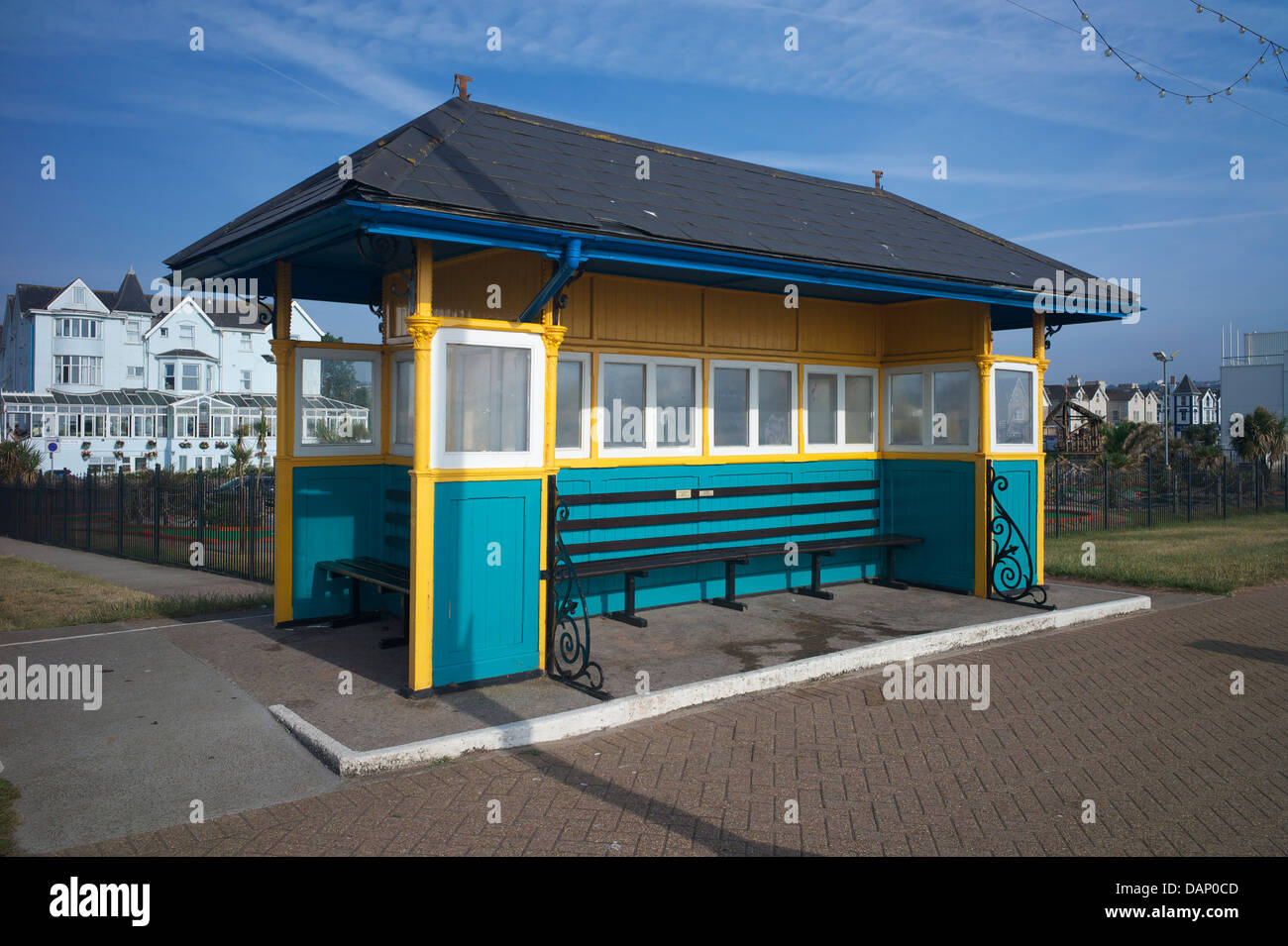 Abri sur l'Esplanade de Paignton, Devon, UK Banque D'Images
