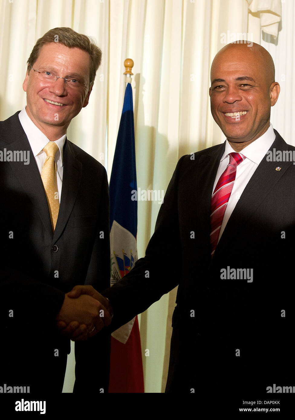 Le ministre des Affaires étrangères allemand Guido Westerwelle (L) est accueilli par le président d'Haïti, Michel Martelly, au Palais national à Port-au-Prince, Haïti, 17 juillet 2011. La visite de l'état des Caraïbes est Westerwelle's dernier arrêt de sa tournée à travers l'Amérique latine. Photo : Soeren Stache Banque D'Images