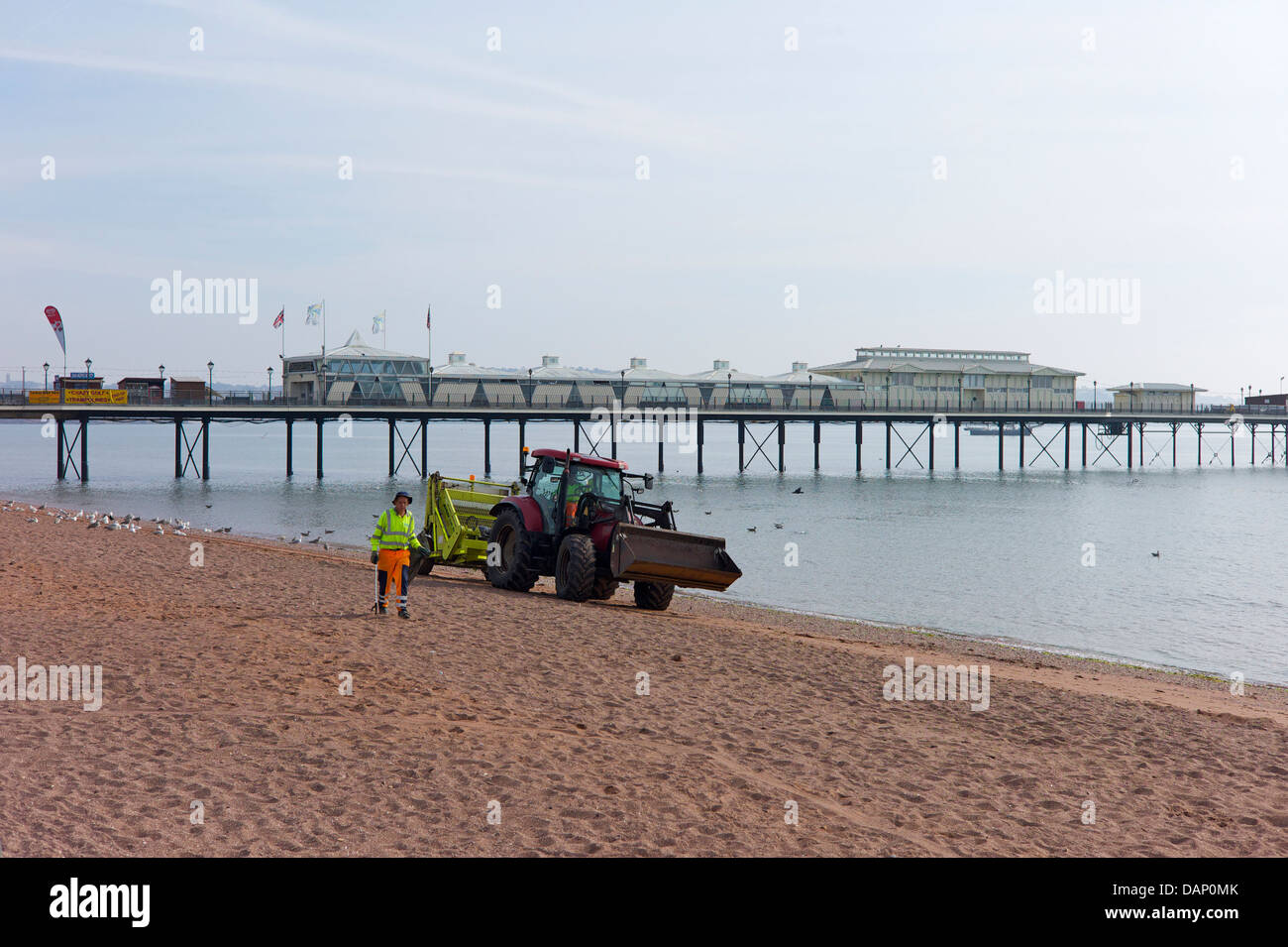 Le nettoyage de la plage, Paignton, Devon, UK Banque D'Images