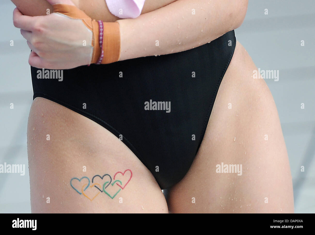 L'Australie Melissa Wu montre son tatouage au cours de la plate-forme syncro 10m à la ronde préliminaire aux Championnats du Monde de Natation FINA 2011 à Shanghai, Chine, le 18 juillet 2011. Photo : dpa Hannibal Banque D'Images