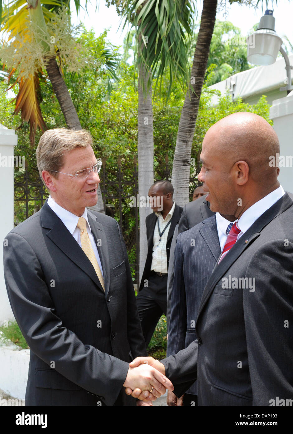 Après une conférence de presse Le ministre des Affaires étrangères allemand Guido Westerwelle (L) et président d'Haïti, Michel Martelly (R), dire bon achat dans le jardin du Palais National à Port-au-Prince, Haïti, 17 juillet 2011. La visite de l'état des Caraïbes est Westerwelle's dernier arrêt de sa tournée à travers l'Amérique latine. Photo : Soeren Stache Banque D'Images