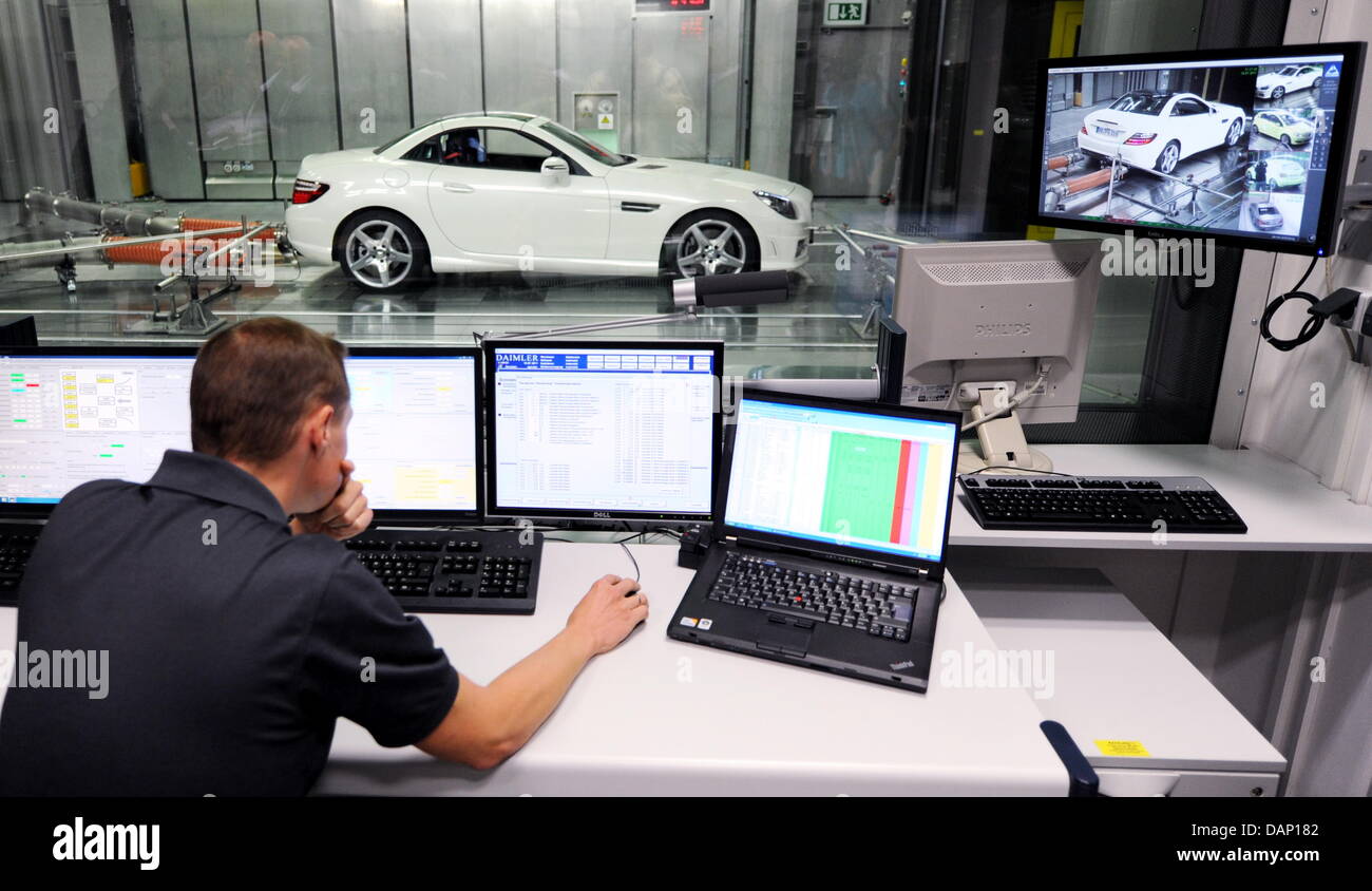 Le membre du personnel de Mercedes-Benz, Andreas Doerle, travaille dans une chambre de chauffe pendant l'inauguration de deux nouvelles souffleries climatiques à l'usine Mercedes-Benz à Sindelfingen, Allemagne, 18 juillet 2011. L'intérieur de la soufflerie climatique différents événements climatiques extrêmes peuvent être simulées. Photo : BERND WEISSBROD Banque D'Images