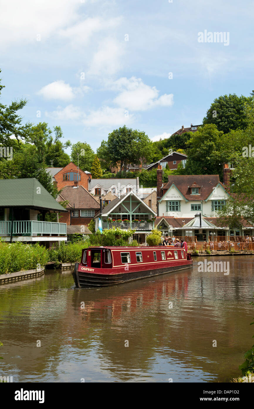 Étroit Canal croisière en bateau la rivière Wey à Guildford Surrey England Banque D'Images
