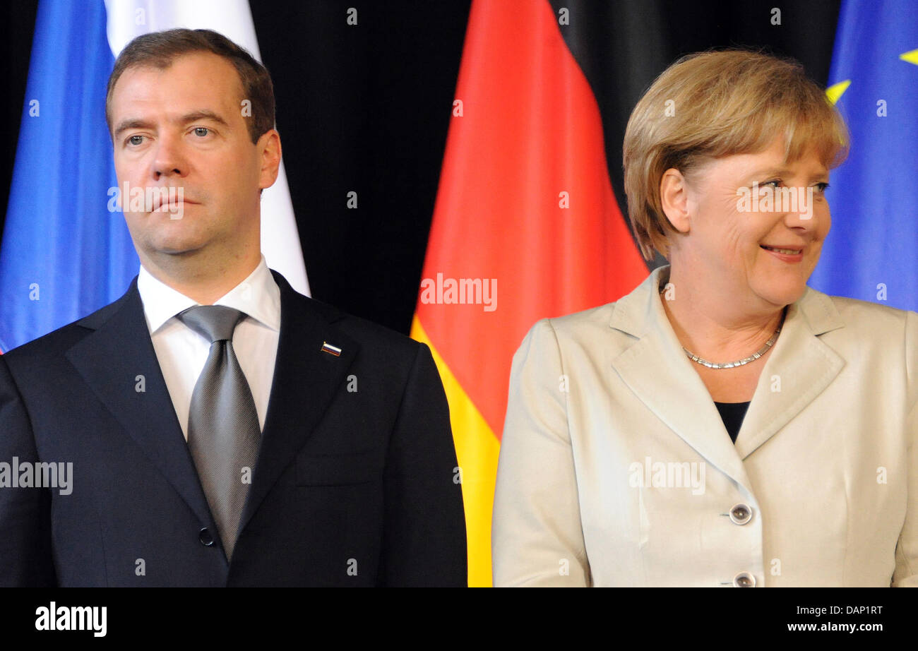 Le président russe Dmitri Medvedev et la Chancelière allemande, Angela Merkel, se tenir à côté de l'autre au cours de la signature du contrat du gouvernement russe a tenu des consultations à l'Jardins de Herrenhausen à Hanovre, Allemagne, 19 juillet 2011. Photo : Caroline Seidel Banque D'Images