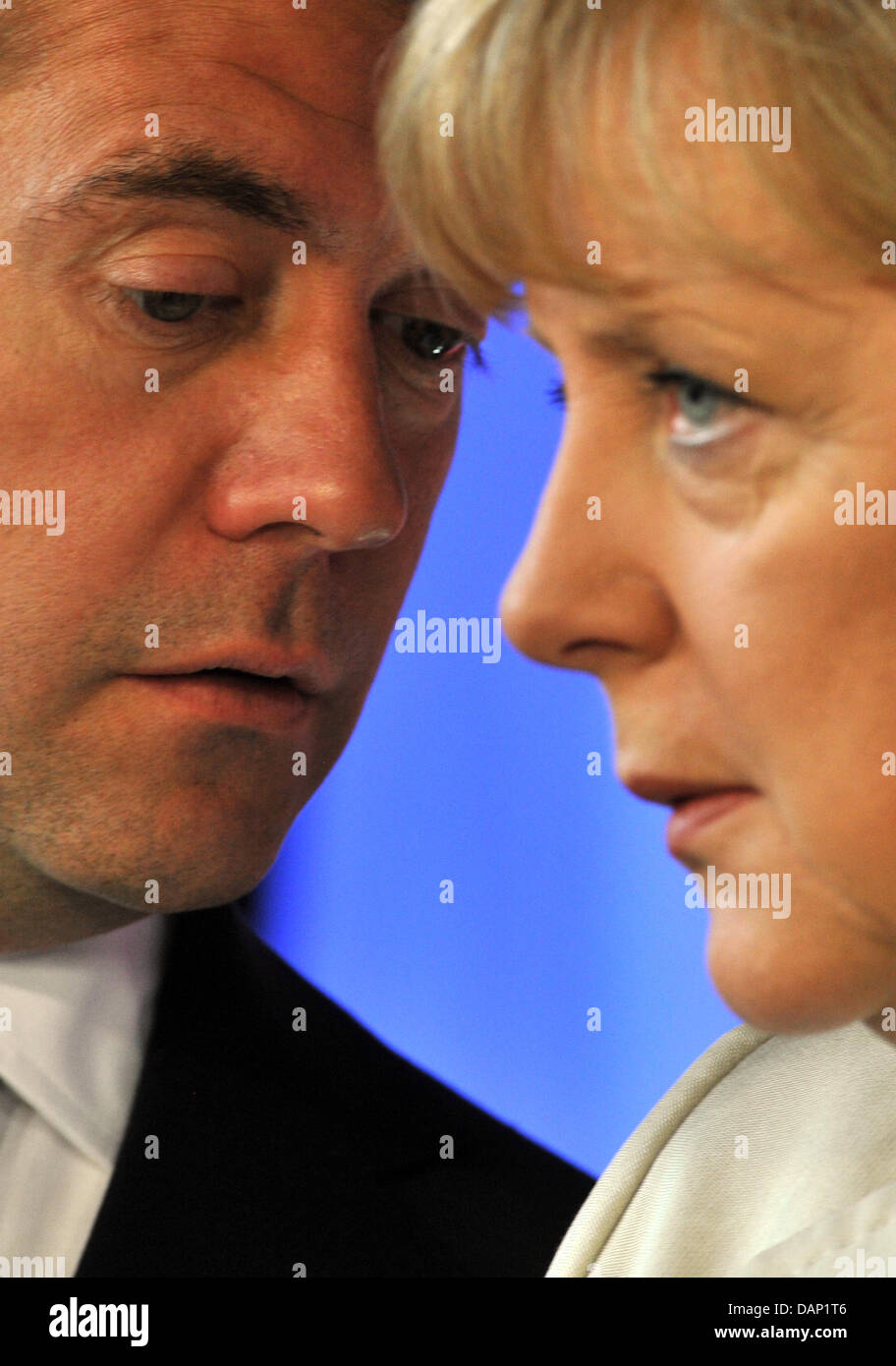 Le président russe Dmitri Medvedev et la Chancelière allemande, Angela Merkel, discuter au cours des consultations gouvernementales germano-russe qui s'est tenue à l'Jardins de Herrenhausen à Hanovre, Allemagne, 19 juillet 2011. Photo : Jochen Luebke Banque D'Images