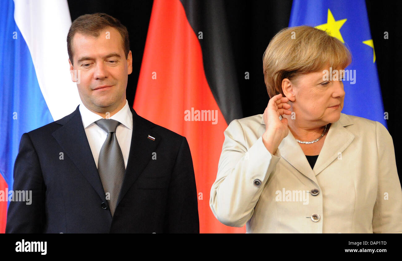 Le président russe Dmitri Medvedev et la Chancelière allemande, Angela Merkel, se tenir à côté de l'autre au cours de la signature du contrat du gouvernement russe a tenu des consultations à l'Jardins de Herrenhausen à Hanovre, Allemagne, 19 juillet 2011. Photo : Caroline Seidel Banque D'Images