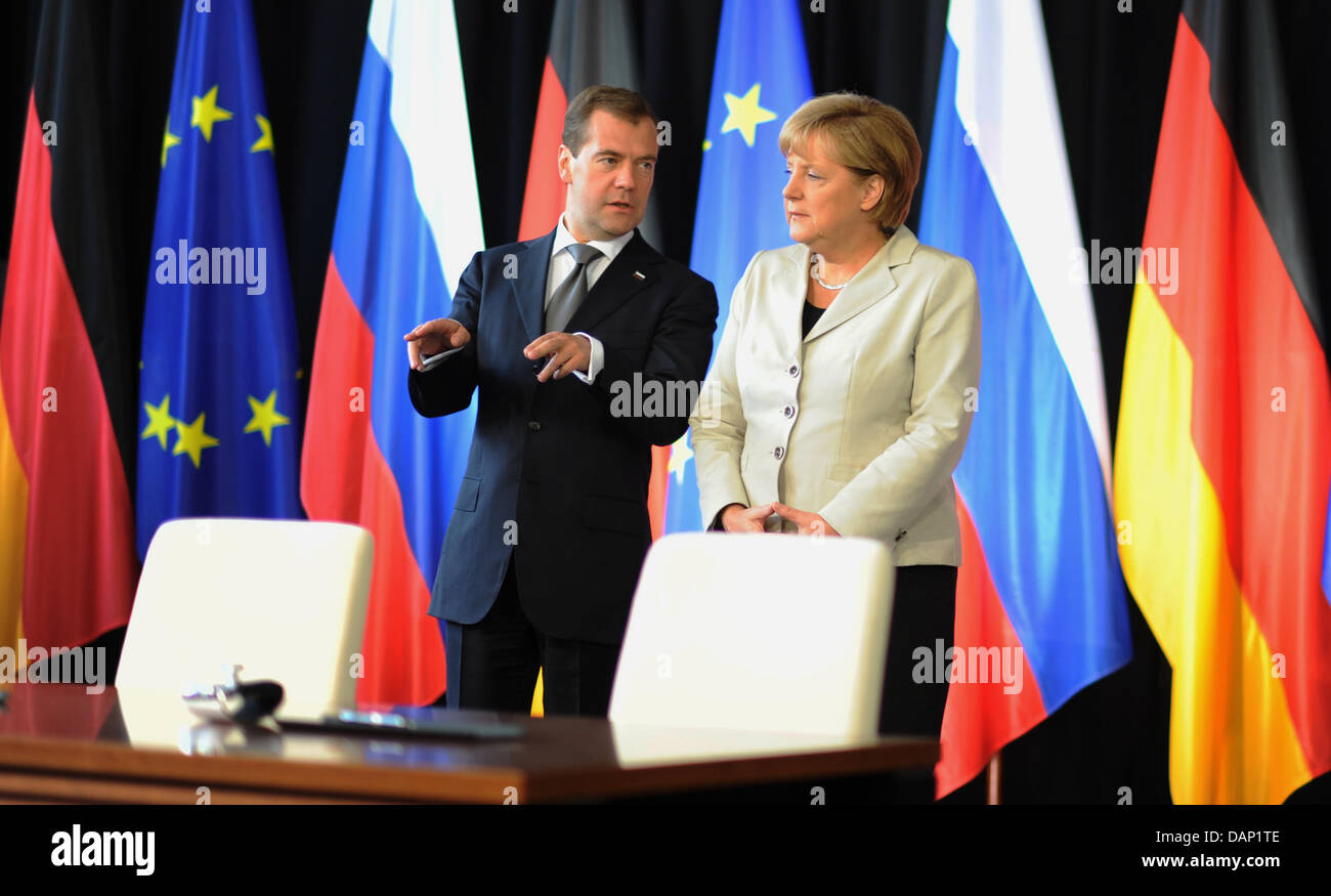 Le président russe Dmitri Medvedev et la Chancelière allemande, Angela Merkel, se tenir à côté de l'autre au cours de la tenue de consultations du gouvernement russe au Jardins de Herrenhausen à Hanovre, Allemagne, 19 juillet 2011. Photo : Jochen Luebke Banque D'Images