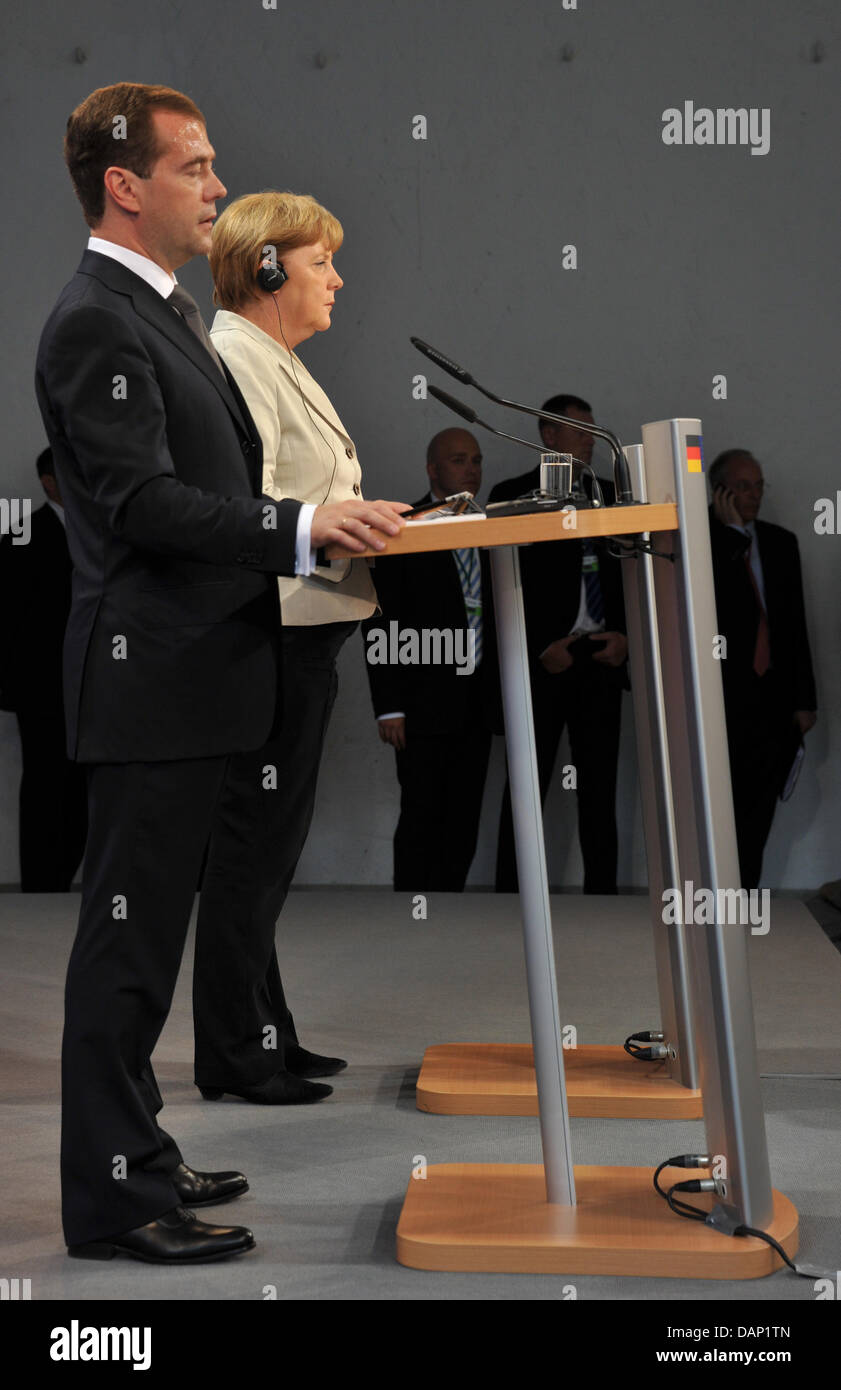 Le président russe Dmitri Medvedev et la Chancelière allemande, Angela Merkel, se tiennent près de l'autre lors d'une conférence de presse sur le gouvernement russe de consultations tenues à l'Jardins de Herrenhausen à Hanovre, Allemagne, 19 juillet 2011. Photo : Jochen Luebke Banque D'Images