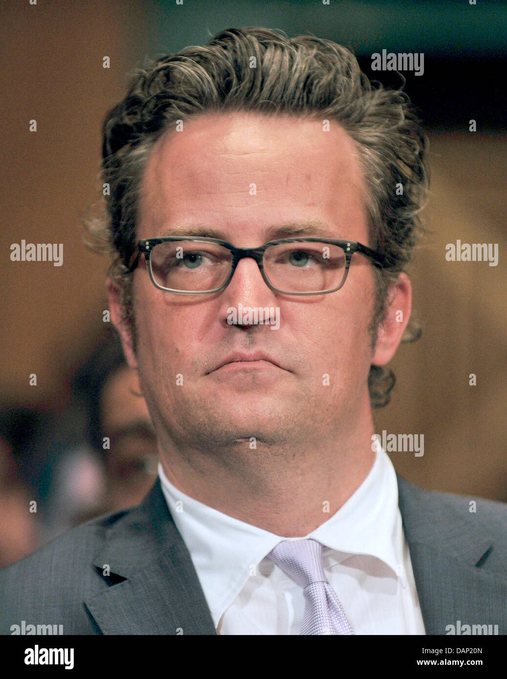 L'acteur Matthew Perry écoute l'acteur Martin Sheen témoigne lors d'une audience devant le comité du Sénat des États-Unis sur le système judiciaire sous-comité sur le crime et le terrorisme sur 'Drug et des anciens combattants : tribunaux de traitement de la recherche de solutions économiques pour la protection de la Sécurité publique et de réduire la récidive, à Washington, USA, le 19 juillet 2011. Photo : Ron Sachs/CNP Banque D'Images