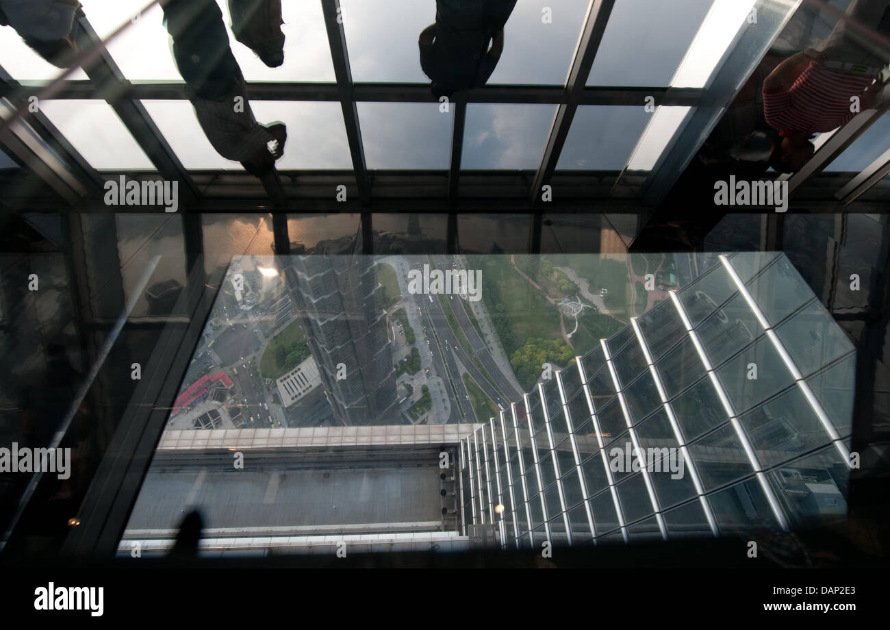 Une photo disponible sur 21 juillet 2011, affiche une fenêtre dans le plancher de la plate-forme des visiteurs de Shanghai, le plus haut bâtiment de 492 mètres de haut, le World Financial Center de Shanghai montre la vue au sol à Shanghai, Chine, le 20 juillet 2011. Shanghai est la ville hôte des Championnats du Monde de Natation FINA 2011. Photo : Bernd Thissen dpa Banque D'Images