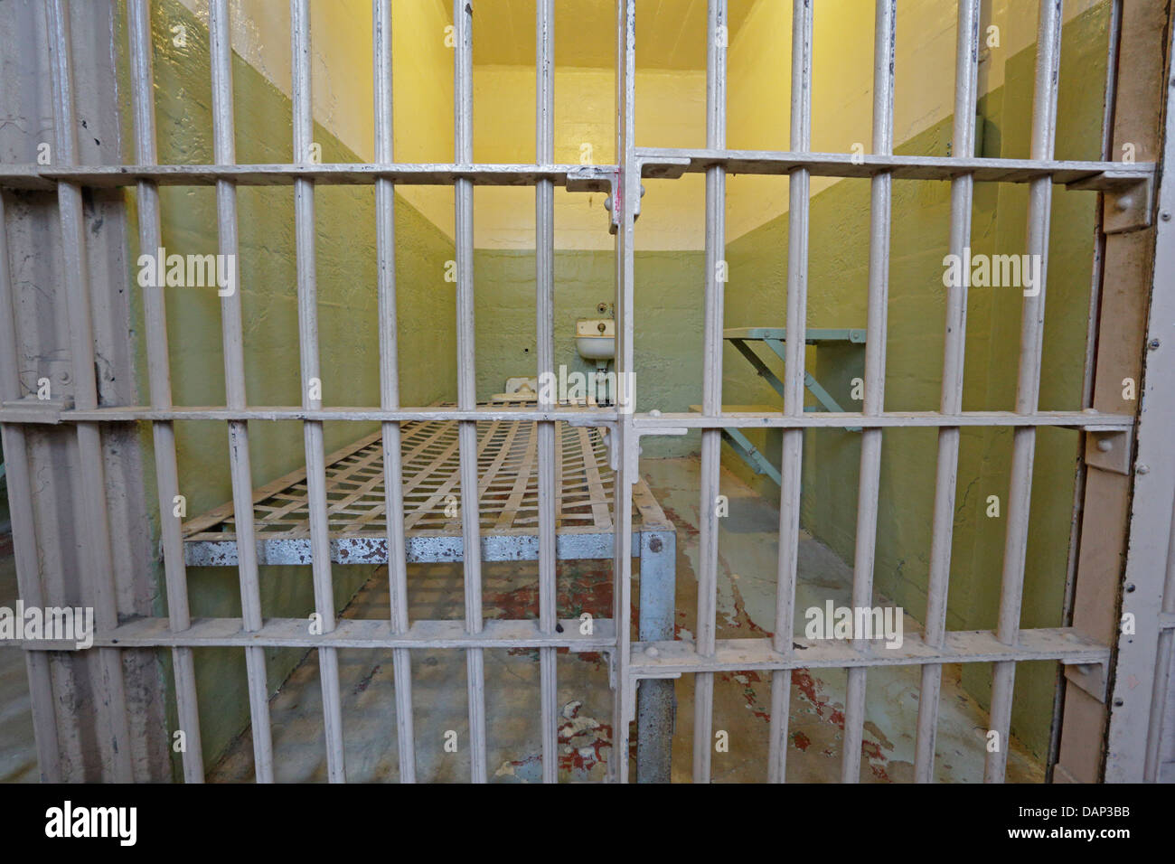 À l'intérieur d'une cellule de prison d'Alcatraz à San Francisco à travers les barreaux Banque D'Images
