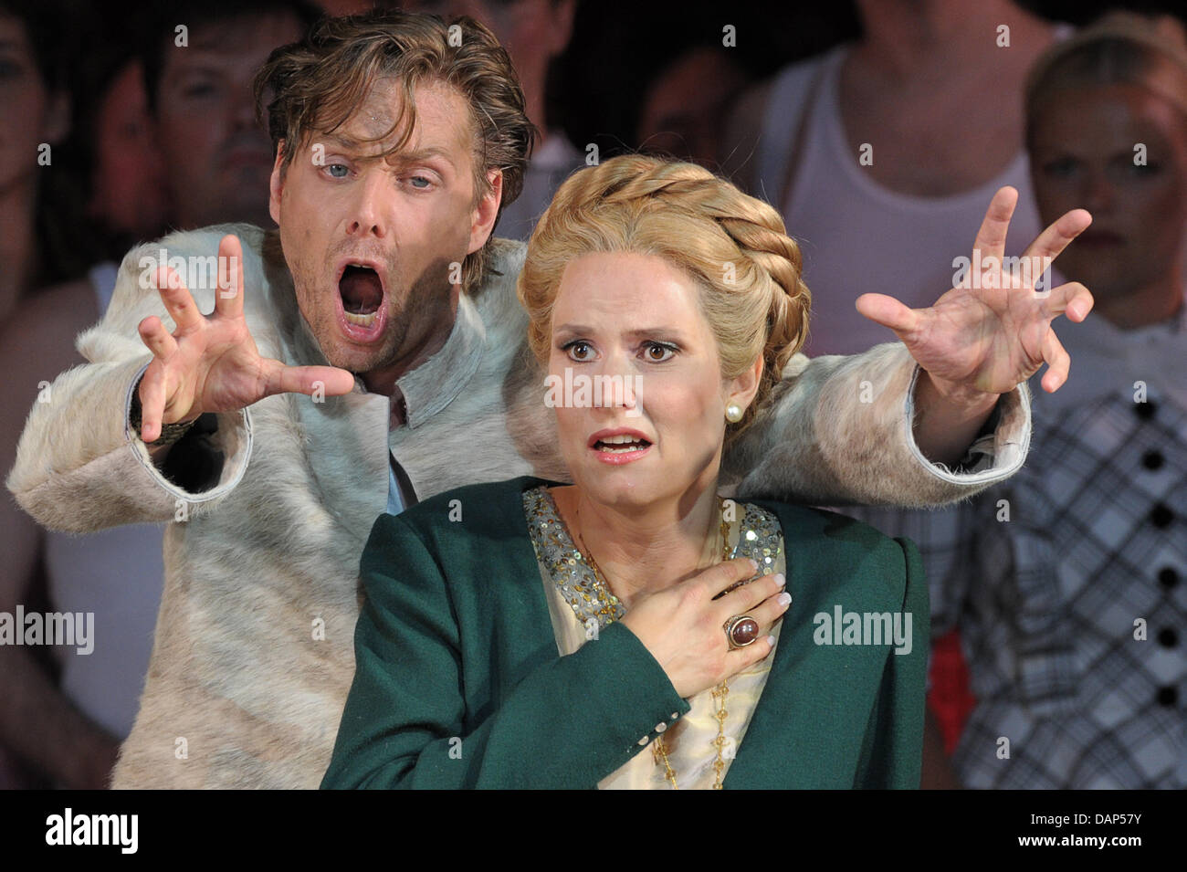 ACHTUNG SPERRFRIST 25.07.2011, 16.00 Uhr - Elisabeth (Camilla Nylund) et Wolfram von Eschenbach (Michael Nagy) effectuer lors d'une répétition de l'opéra 'Tannhaeuser" à Bayreuth, Allemagne (en photo le 15 juillet 2011). Le 100e Festival de Bayreuth ouvre le 25 juillet 2011. Le festival d'un mois est le plus prestigieux événement de la culture et consacrée aux opéras de Richard Wagner. Photo : Dav Banque D'Images