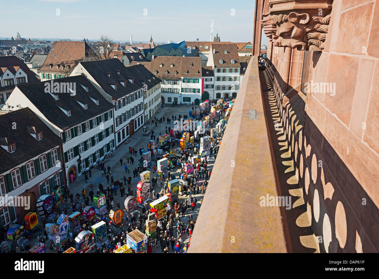 L'Europe, suisse, Bâle, Fasnact lanterne carnaval du printemps s'affiche en dessous de la cathédrale de Bâle Banque D'Images