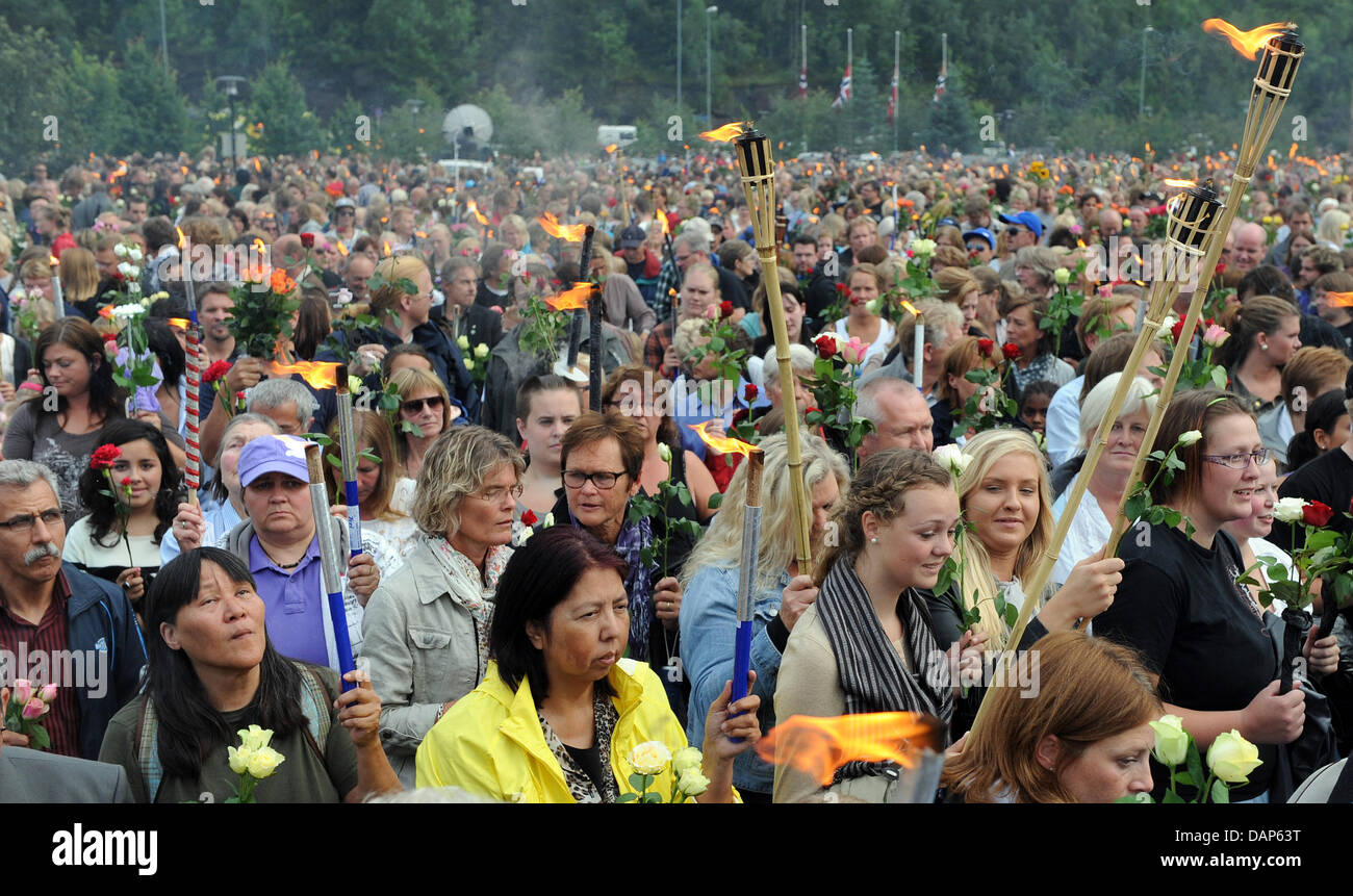 Des centaines de personnes participent d'une lampe de mars à Vik près de l'Île Utoya, la Norvège, le 26 juillet 2011. Le bombardement des bâtiments du gouvernement à Oslo et la fusillade à un camp de jeunesse politique sur l'île de Utoya le 22 juillet 2011 ont coûté 76 vit. Photo : Joerg Carstensen dpa  + + +(c) afp - Bildfunk + + + Banque D'Images