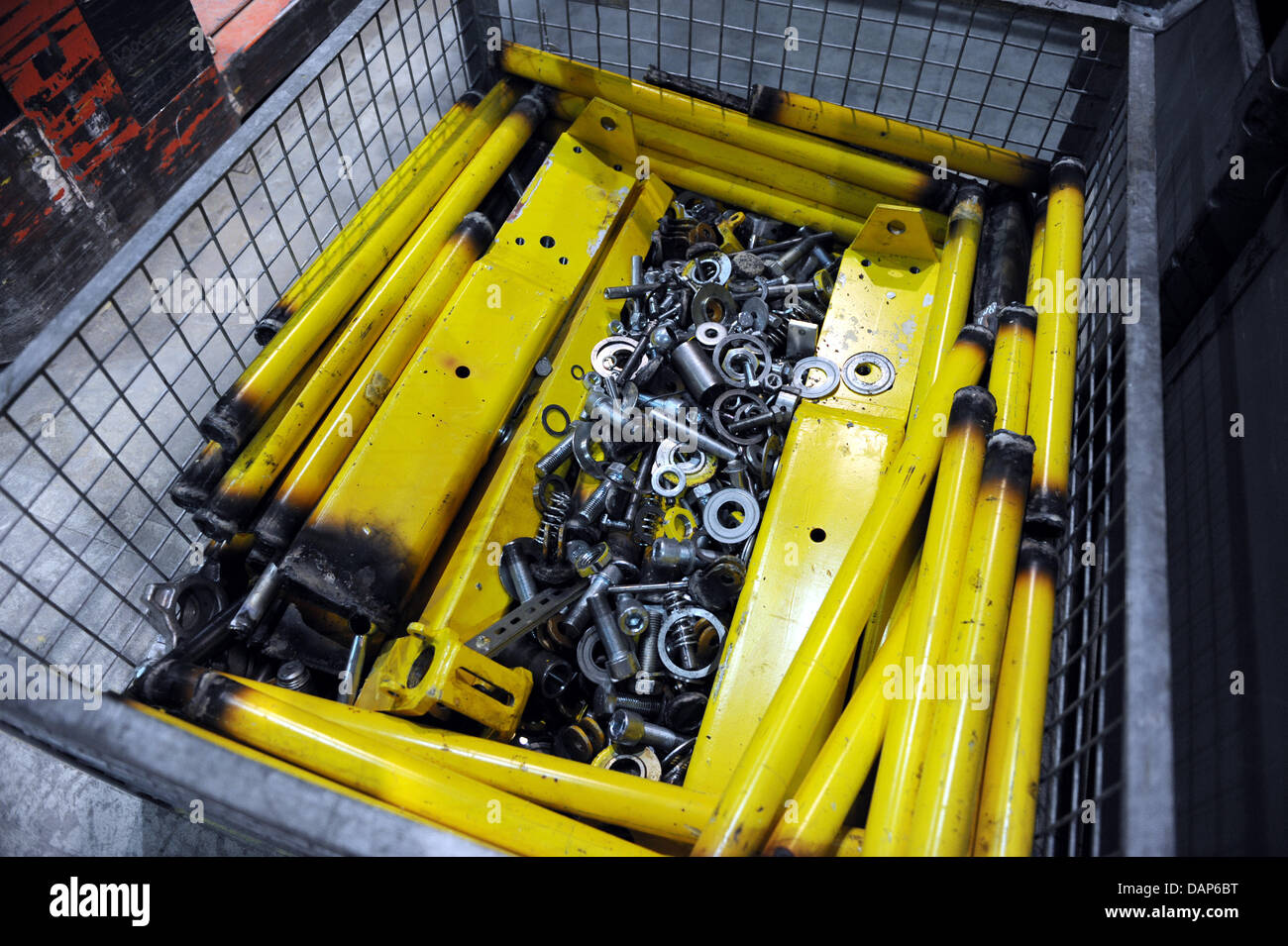 Moteur Que L On Trouve Dans Une Centrale Nucléaire Fer à repasser, tramp et les boulons doivent encore être décontaminés, se  trouvent à l'intérieur d'une boîte à la maison du moteur de la centrale  nucléaire en Wuergassen Wuergassen, Allemagne, le 9