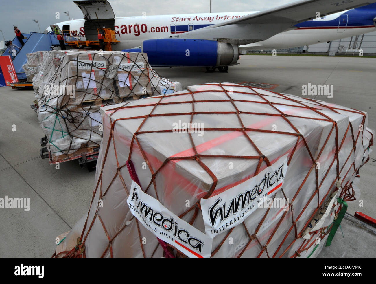 Un avion avec environ 30 tonnes de fournitures de secours pour les victimes de la catastrophe de la famine dans la Corne de l'Afrique est chargé à l'aéroport et va s'envoler pour le Kenya dans la soirée à Munich, Allemagne, 30 juillet 2011. Selon l'organisation humanitaire Humedica, il y a du lait en poudre, des médicaments et des fournitures médicales ainsi qu'un quatre roues motrices vehichle à bord. Photo : FRANK LEONHAR Banque D'Images