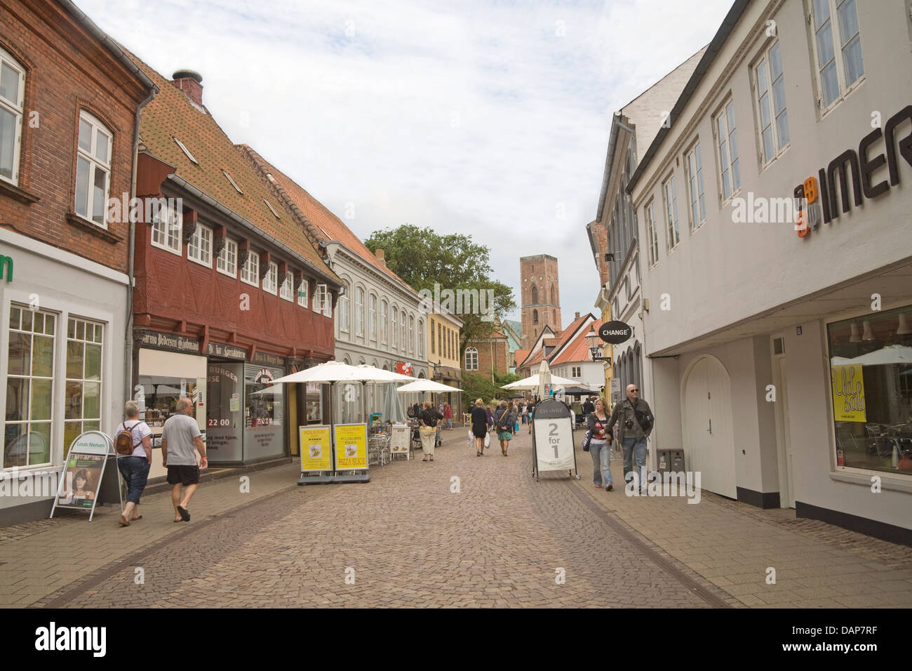 South West Jutland Ribe plus ancienne ville du Danemark UE rue pavée principale avec la pizza et Burger restaurant dans immeuble préservé Banque D'Images