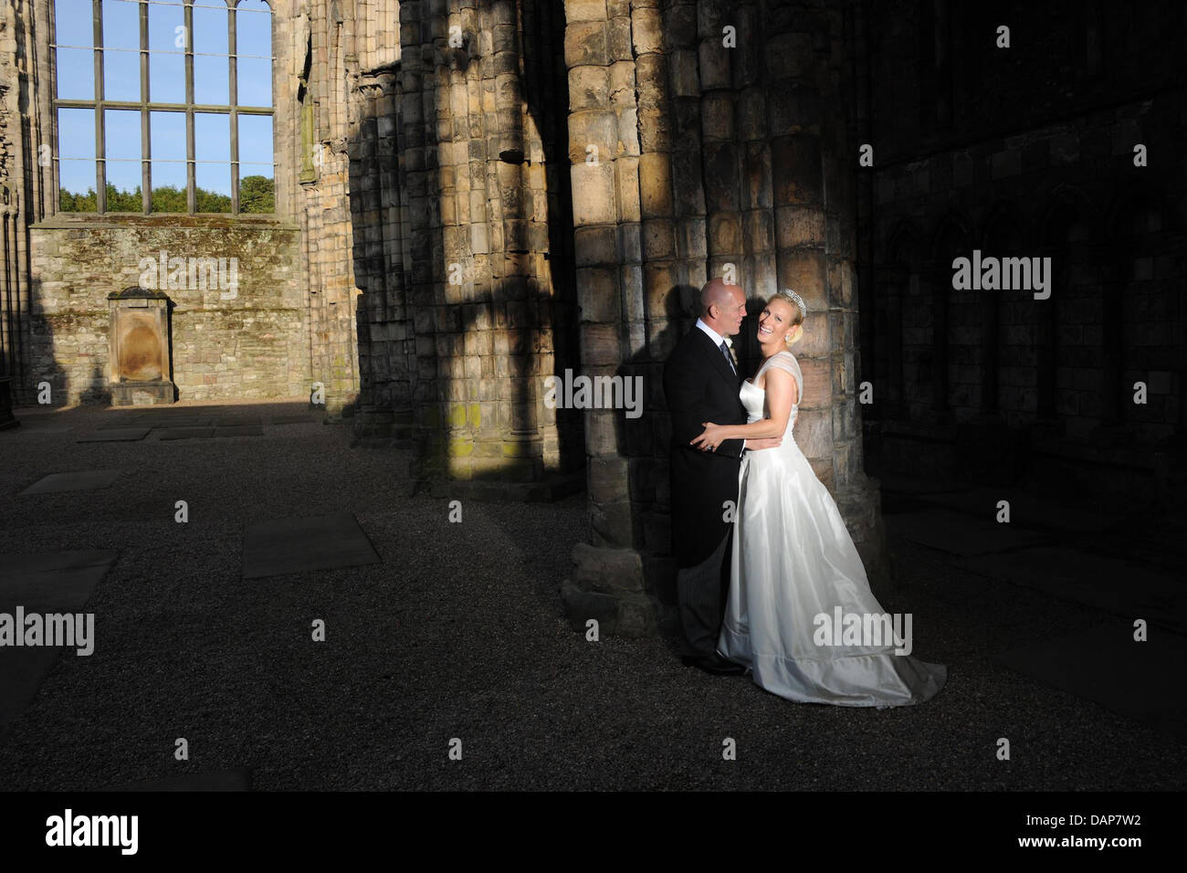 Document de cours photo de Zara Phillips et Mike Tindall dans l'abbaye de Holyrood, palais de Holyroodhouse à l'occasion de leur mariage. Photo copyright : Zara Phillips et Mike Tindall ( : Cette photographie vous est fourni sur la compréhension que vous ferez pas de frais pour la fourniture ou la distribution de celui-ci. ) Banque D'Images