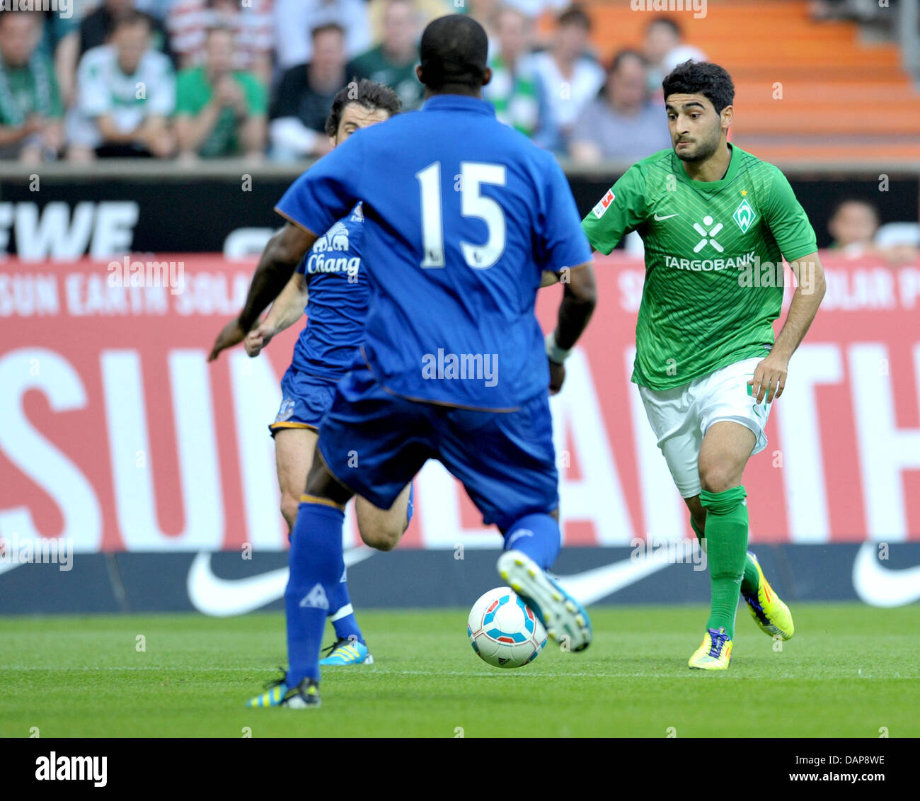 La Mehmet Ekici (L) lutte pour le ballon avec l'Everton Sylvain Distin lors du test match Werder Brême et FC Everton au stade Weser à Brême, Allemagne, 02 août 2011. Photo : CARMEN JASPERSEN Banque D'Images