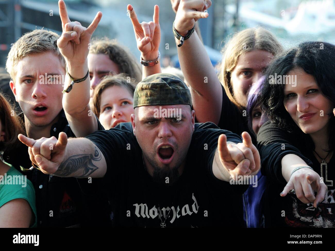 Fans cheer pendant le premier concert du festival heavy metal à Wacken, Allemagne, 4 août 2011. Plus de 75 000 visiteurs sont attendus pour le Wacken Open Air, le plus grand festival de heavy metal. Photo : Carsten Rehder Banque D'Images