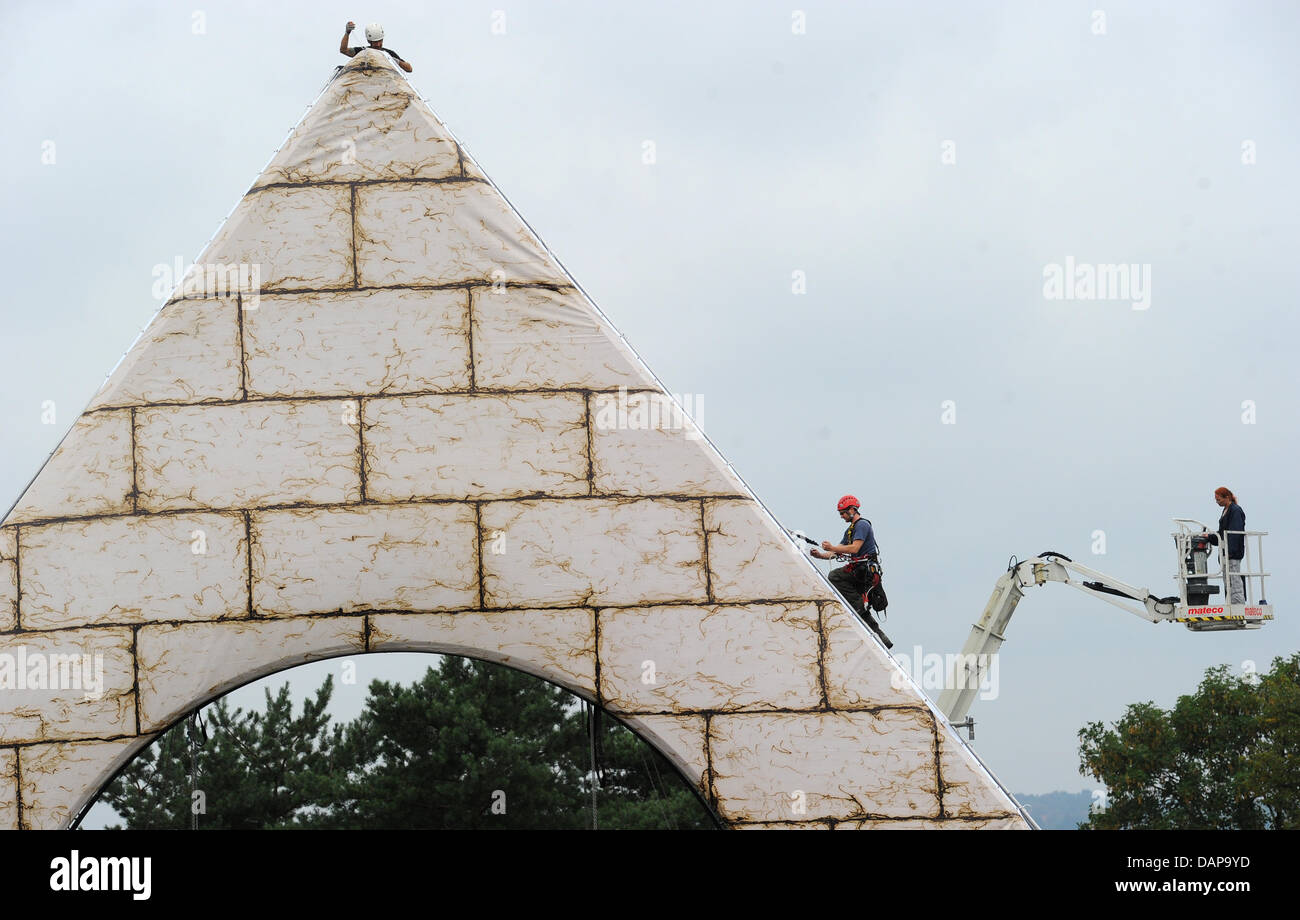 Les constructeurs travaillent sur la coulisse pour la décoration Seefestspiele à la zone de baignade de Wannsee à Berlin, Allemagne, 5 août 2011. Du 11 au 28 août, l'opéra 'La flûte enchantée' sera d'y jouer sur scène. Photo : Jens Kalaene Banque D'Images