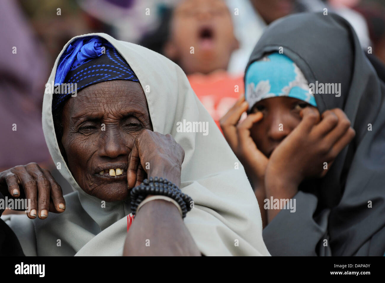 Après des semaines sur les réfugiés somaliens ont finalement atteint un camp de réfugiés à Dadaab, Kenya, 5 août 2011. Ils sont maintenant en attente d'être autorisés à accéder à un premier examen médical et de l'enregistrement. La Somalie et dans certaines parties du Kenya ont été frappé par l'une des pires sécheresses et famines en six décennies, plus de 350.000 réfugiés ont trouvé refuge dans le plus grand camp de réfugiés. Banque D'Images