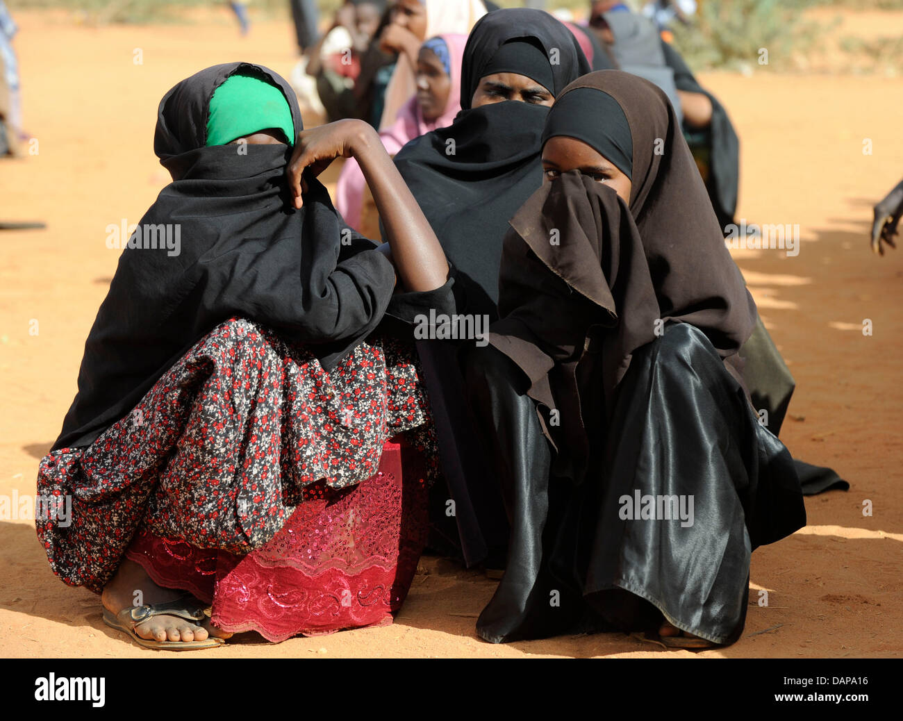 Après des semaines sur les filles somaliennes sont finalement arrivés dans un camp de réfugiés à Dadaab, dans le nord-est du Kenya, le vendredi 5 août 2011, et sont maintenant en attente d'être autorisés à accéder à un premier examen médical et de l'enregistrement. La Somalie et dans certaines parties du Kenya ont été frappé par l'une des pires sécheresses et famines en six décennies, plus de 350.000 réfugiés ont trouvé refuge dans le monde. Banque D'Images