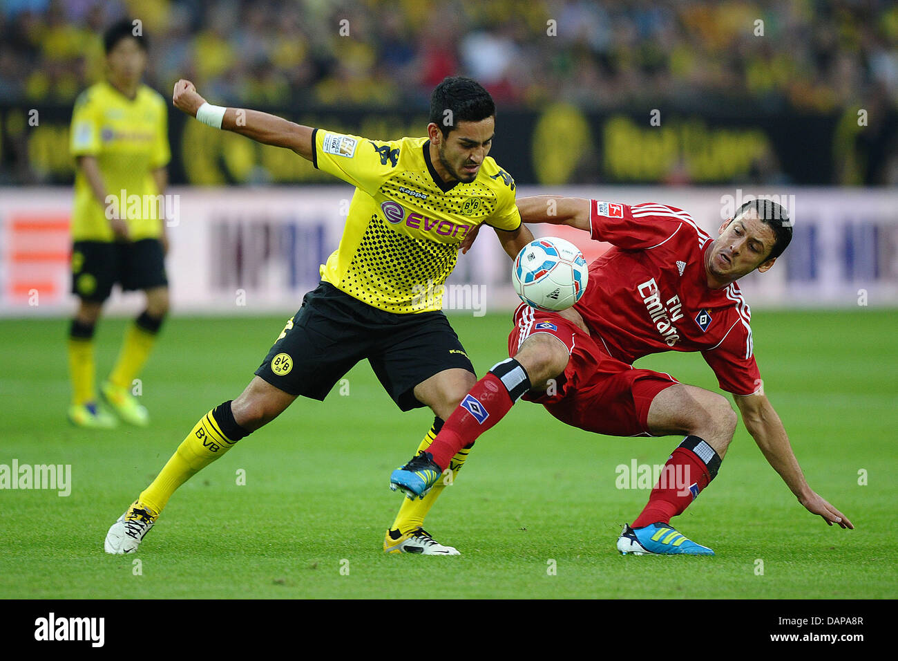 Dortmund Ilkay Gundogan de luttes pour la balle avec Hambourg, Gojko Pansion Budja (L) lors de Bundesliga match Borussia Dortmund vs Hambourg SV au Signal Iduna Park de Dortmund, Allemagne, 05 août 2011. Photo : Revierphoto Banque D'Images