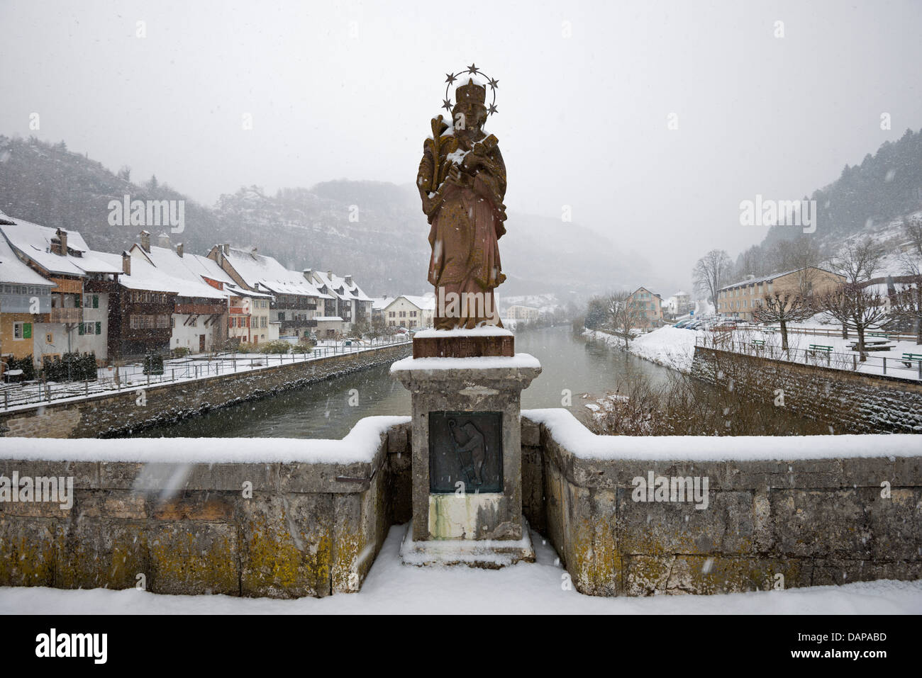 L'Europe, Suisse, Jura, St Ursanne, ville couverte de neige Banque D'Images