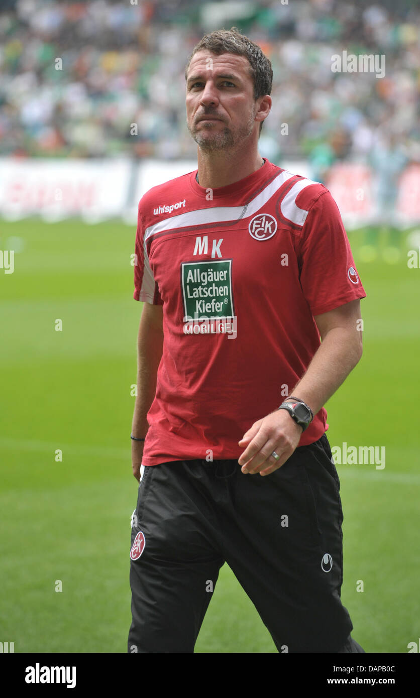 L'entraîneur de Kaiserslautern Marco Kurz est perçu avant le match de Bundesliga le Werder Brême contre le FC Kaiserslautern au stade Weser à Brême, Allemagne, 06 août 2011. Brême a gagné 2-0. Photo : Carmen Jaspersen Banque D'Images