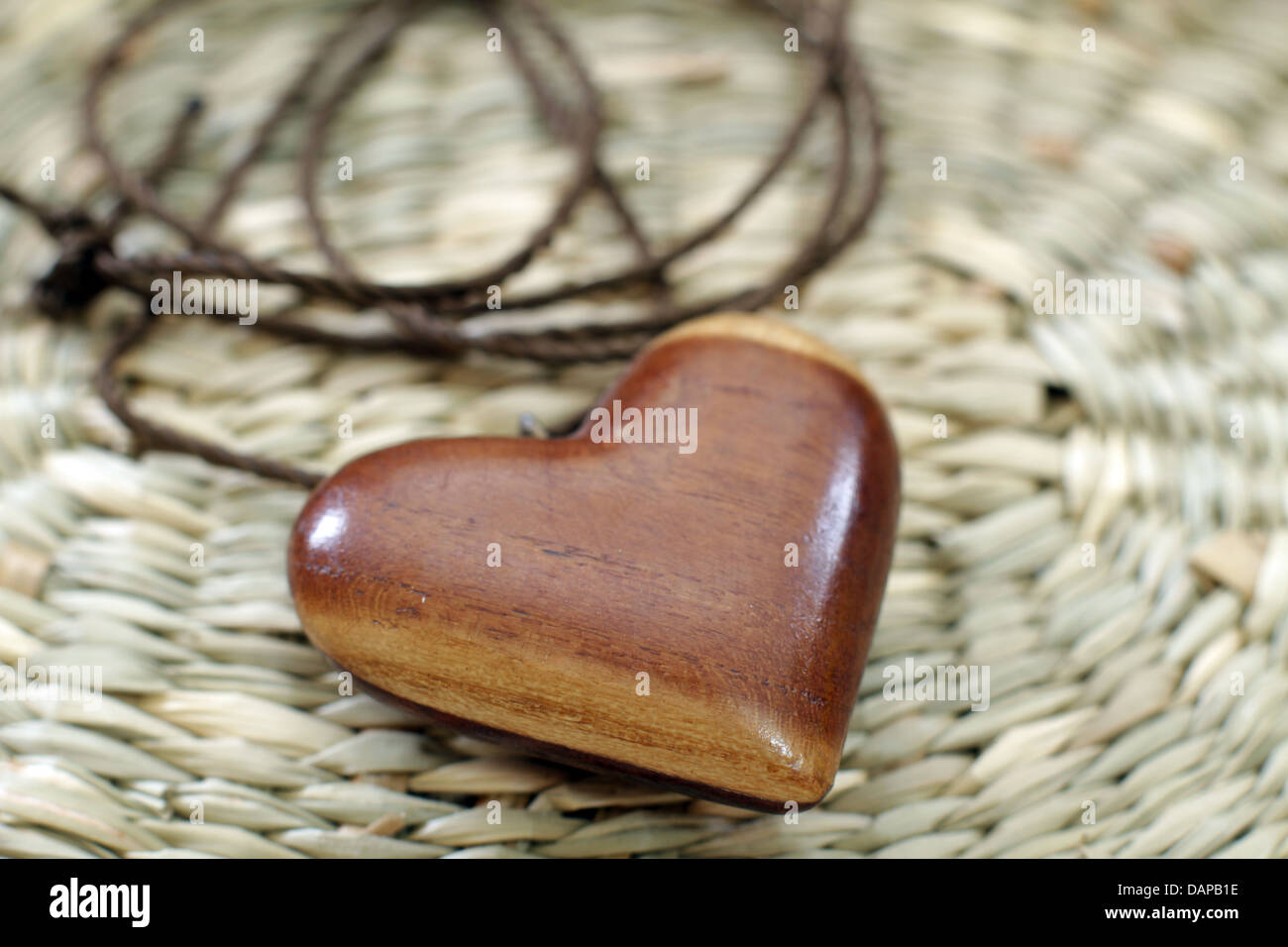 Amulette magique en bois en forme de coeur Banque D'Images