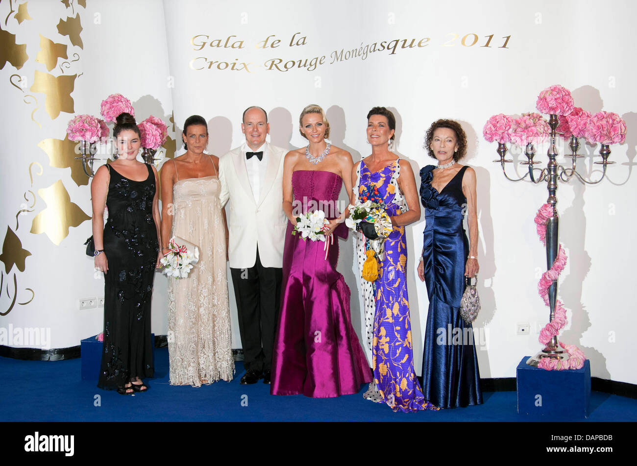 Melanie-Antoinette de Massy (L-R), la Princesse Stéphanie, le Prince Albert II de Monaco, son épouse la princesse Charlene, La Princesse Caroline et Elisabeth-Ann de Massy arrivent pour le 63e Bal de la Croix Rouge au Sporting Club : Salle des Etoiles à Monaco, 05 août 2011. La Croix Rouge Ball est un événement annuel de bienfaisance traditionnels dans la Principauté de Monaco. Photo : Danna/Realis/Piscine Banque D'Images