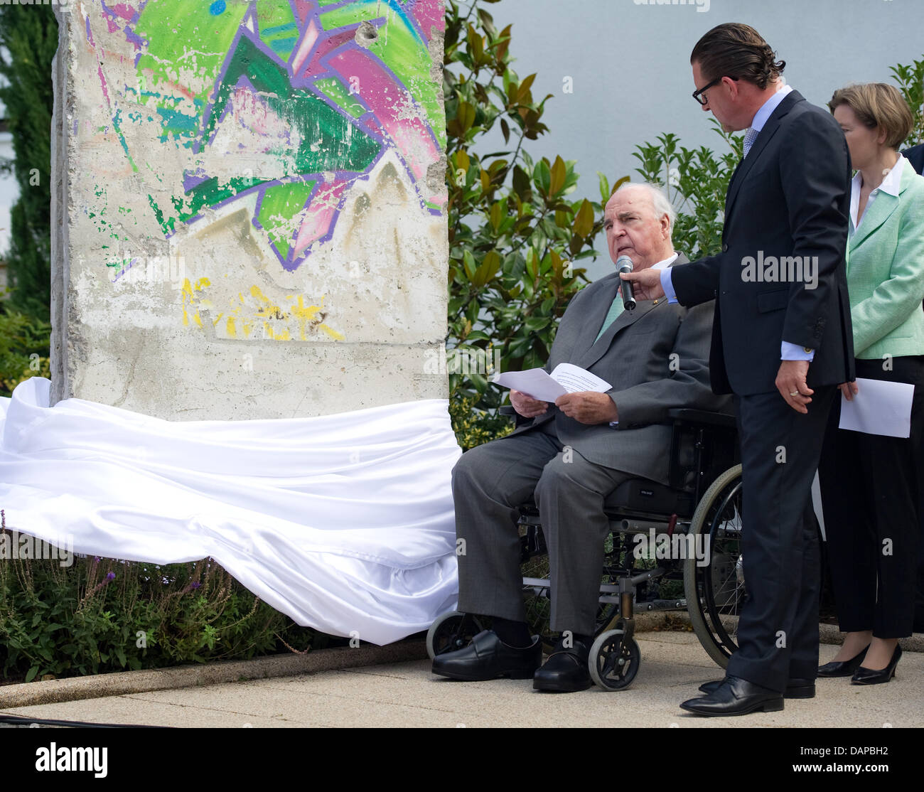 L'ancien chancelier allemand Helmut Kohl (l), la rédactrice en chef de 'tabloïd Bild, Kai Diekmann (m) et Maike Kohl-Richter dévoiler un morceau de mur de Berlin qui sera placé dans le jardin d'Helmut Kohl à Ludwigshafen, Allemagne, 9 août 2011. Le 13 août, c'est la 50e jublee de la construction du mur de Berlin. Photo : Uwe Anspach Banque D'Images