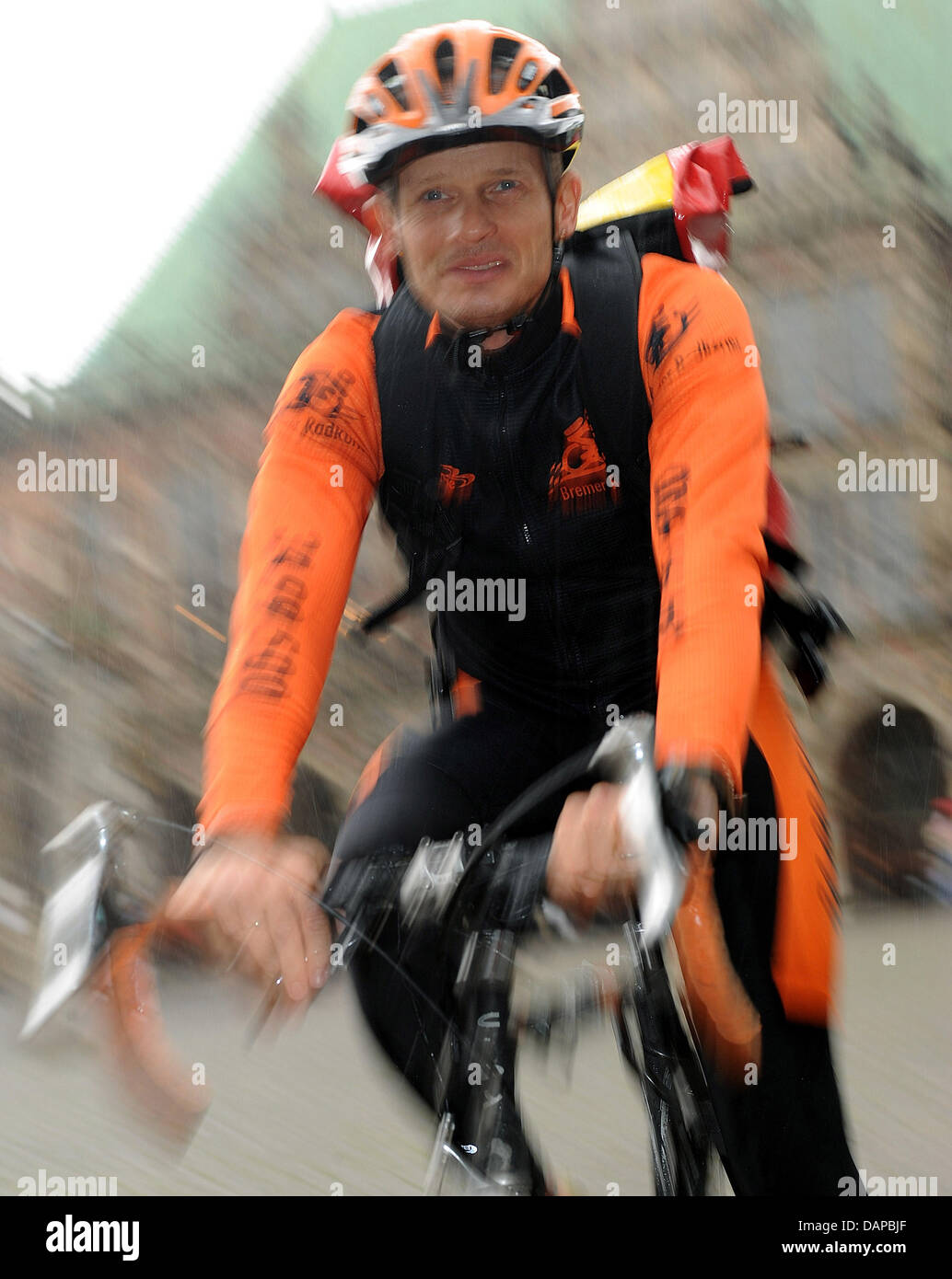 Michael Brinkmann fait peser sur son vélo comme le nouveau champion du monde des coursiers à vélo à Brême, Allemagne, le 9 août 2011. Il a gagné contre 600 couriers de partout dans le monde en Warschau. Ses 17 années d'expérience a aidé les 45 ans à remporter le titre. Photo : Ingo Wagner Banque D'Images