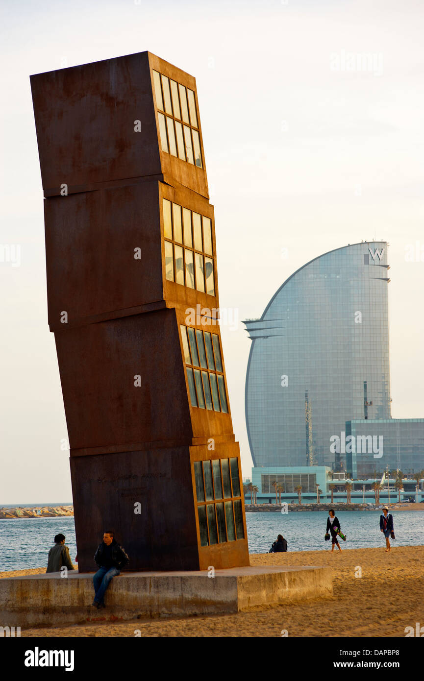 Sculpture 'Les blessés Star' par Rebeca Horn et l'hôtel W, connu sous le nom de Hôtel Vela par Ricard Bofill, 2010. Port Vell, Barcelone.Espagne Banque D'Images