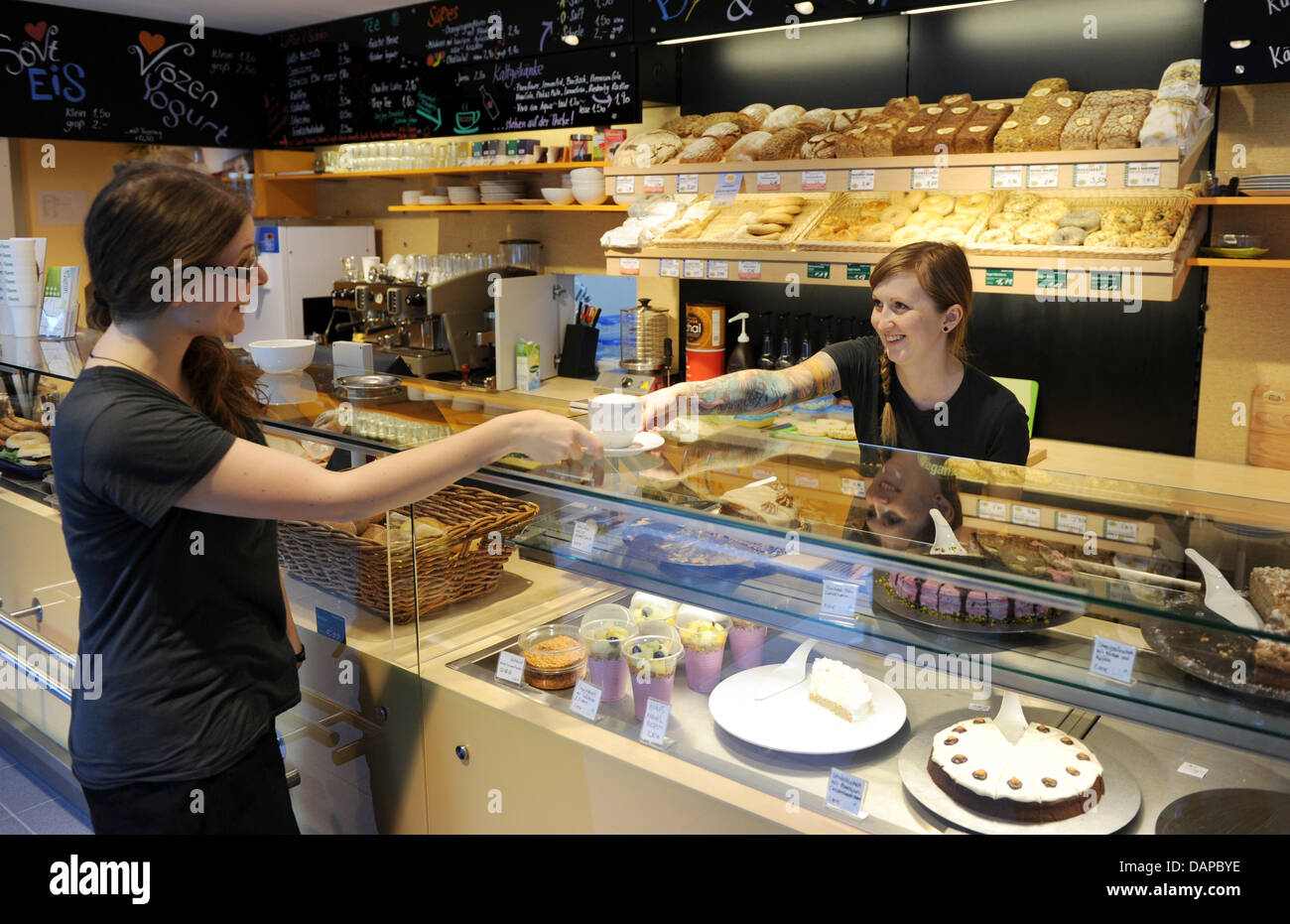 Le gâteau offre du premier supermarché vegan d'Europe 'Veganz' est photographié à la Schivelbeiner Strasse à Berlin-Prenzlauer Berg, Allemagne, 09 août 2011. Le marché offre de 6 000 produits provenant de plus de 70 entreprises dans le monde entier. Photo : Jens Kalaene Banque D'Images