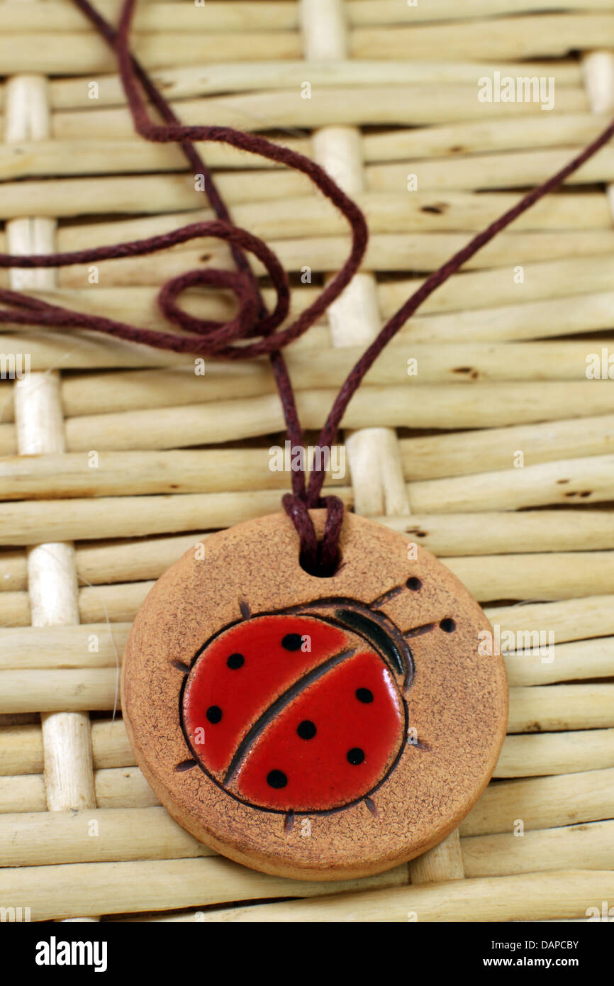 Amulette argile ladybug Banque D'Images