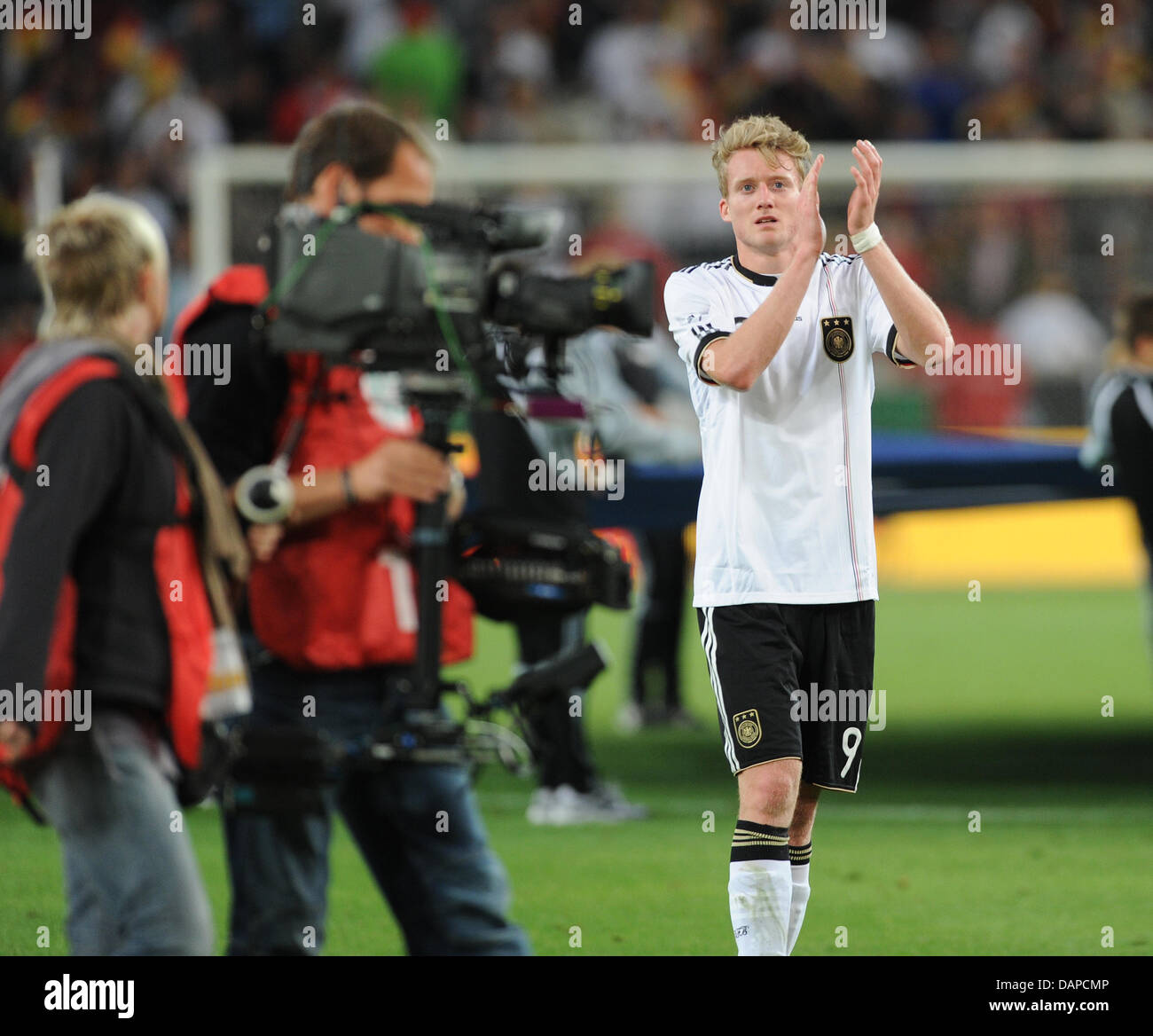 André Schuerrle applaudes de l'Allemagne à la fin de l'Allemagne match amical contre le Brésil à la Mercedes-Benz Arena de Stuttgart, Allemagne, 10 août 2011. Photo : Uli Deck Banque D'Images
