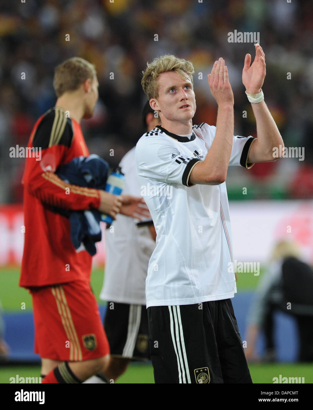 André Schuerrle applaudes de l'Allemagne à la fin de l'Allemagne match amical contre le Brésil à la Mercedes-Benz Arena de Stuttgart, Allemagne, 10 août 2011. Photo : Uli Deck Banque D'Images