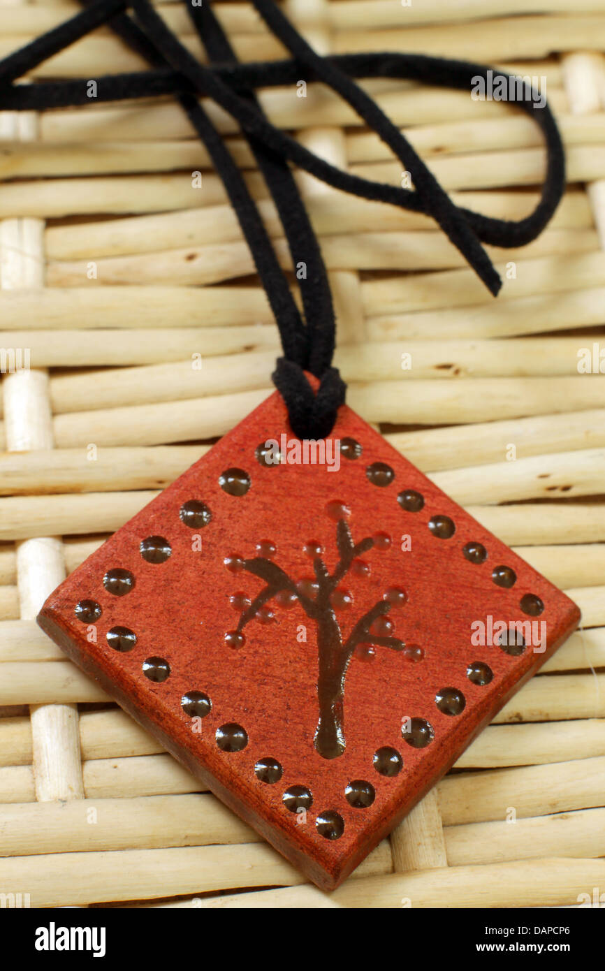 Amulette magique rouge argile avec arbre Banque D'Images