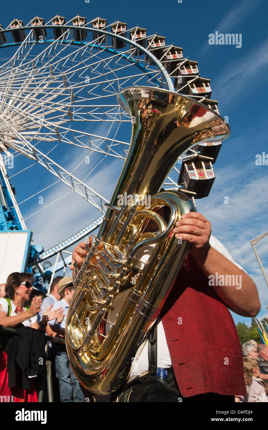 Ein Musiker steht am Freitag (12.08.2011) während des Auszugs  Gäubodenvolksfest l zum à Straubing (Niederbayern) mit vor einem Tuba  senneur Riesenrad. Bei dem zehntägigen Fest werden auch Dieses Jahr wieder  weit mehr