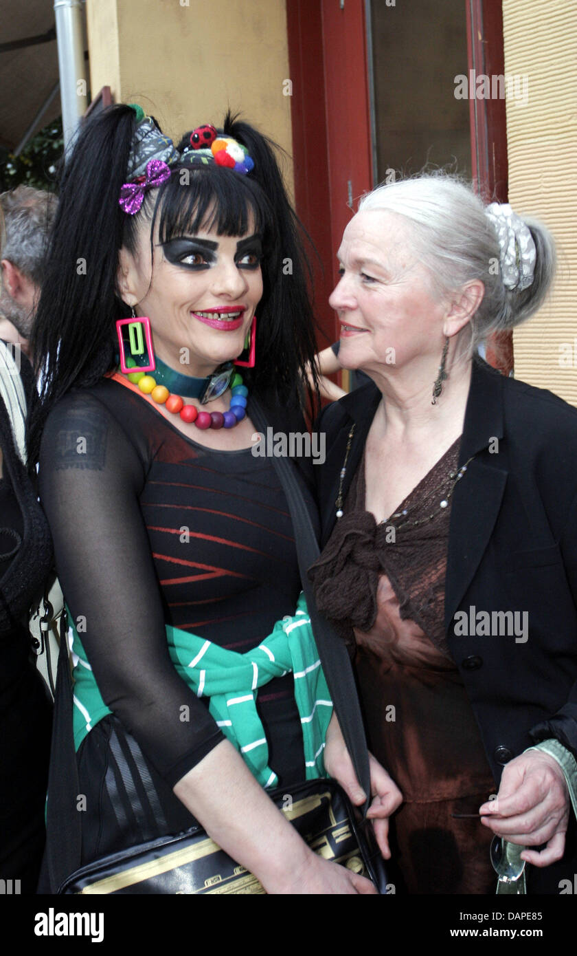 La chanteuse Allemande Nina Hagen (L) et sa mère EvaMaria Hagen posent