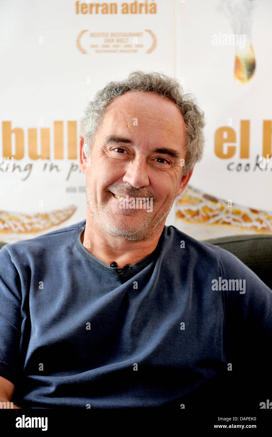 Espagnol 3 étoiles chef Ferran Adria pose à Hotel Gat Point Charlie à Berlin, Allemagne, 15 août 2011. Adria a été le chef de restaurant El Bulli à roses sur la Costa Brava, qui a fermé ses portes le 30 juillet 2011. Pour le documentaire, 'El Bulli - Cooking in Progress, le chef était accompagné au travail dans son restaurant gastronomie moléculaire pour une année et les premières de film lundi soir Banque D'Images