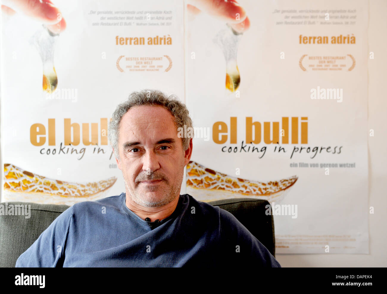 Espagnol 3 étoiles chef Ferran Adria pose à Hotel Gat Point Charlie à Berlin, Allemagne, 15 août 2011. Adria a été le chef de restaurant El Bulli à roses sur la Costa Brava, qui a fermé ses portes le 30 juillet 2011. Pour le documentaire, 'El Bulli - Cooking in Progress, le chef était accompagné au travail dans son restaurant gastronomie moléculaire pour une année et les premières de film lundi soir Banque D'Images